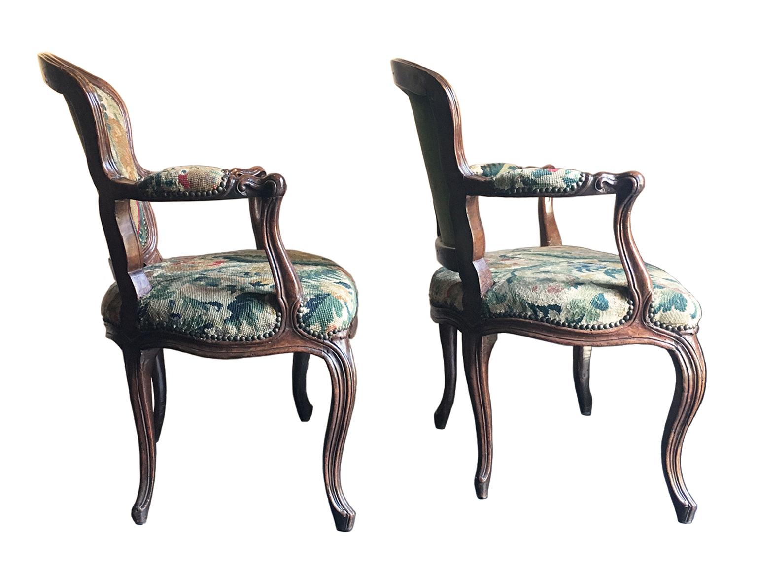 Paire de fauteuils italiens anciens en broderie de petites pointes, turin, vers 1750  Bon état - En vente à Milano, IT