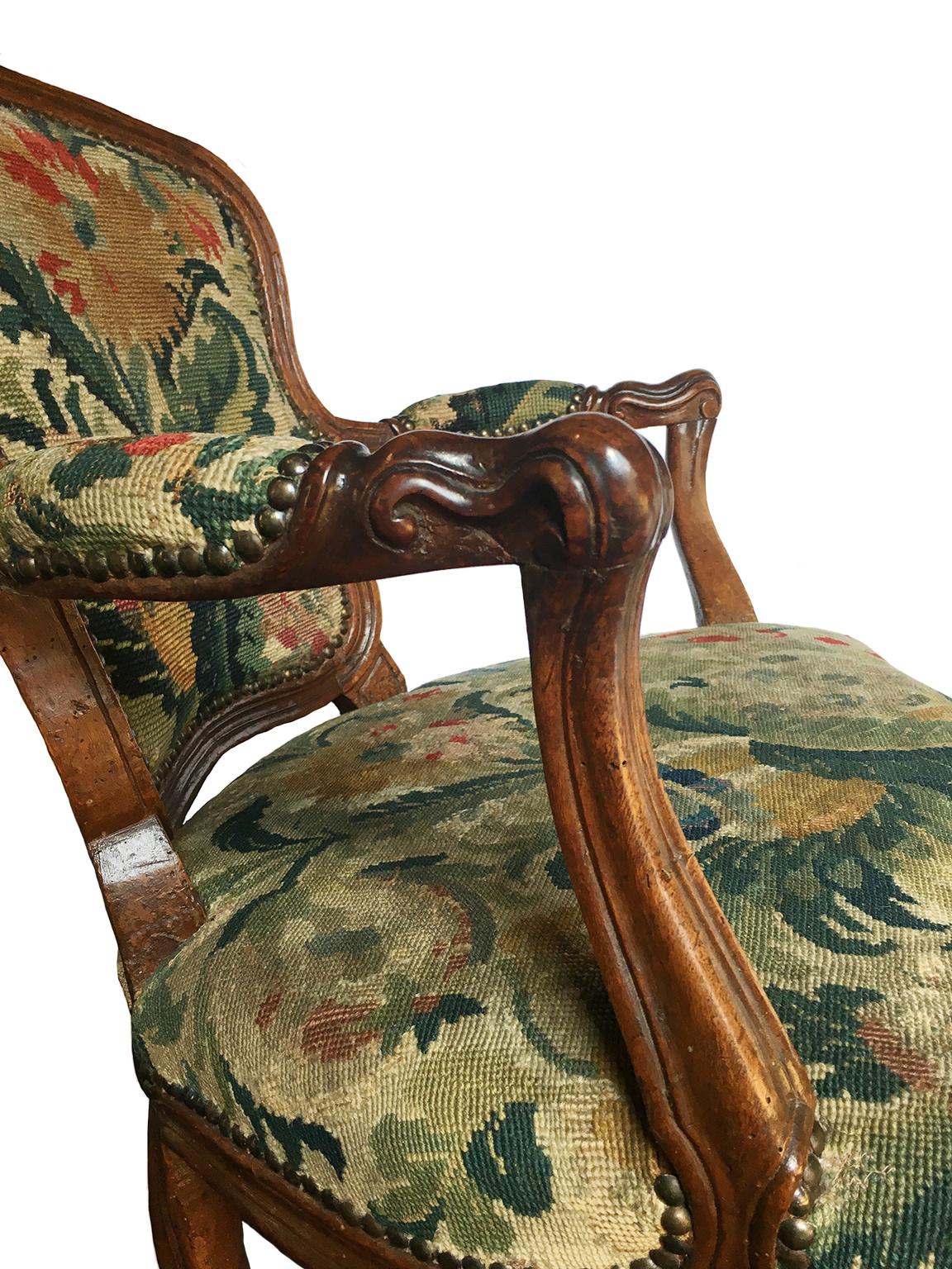 Paire de fauteuils italiens anciens en broderie de petites pointes, turin, vers 1750  en vente 6