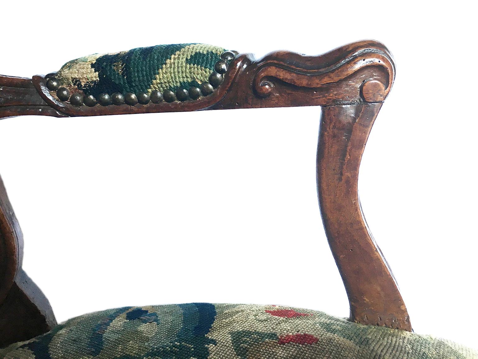 Paire de fauteuils italiens anciens en broderie de petites pointes, turin, vers 1750  en vente 7