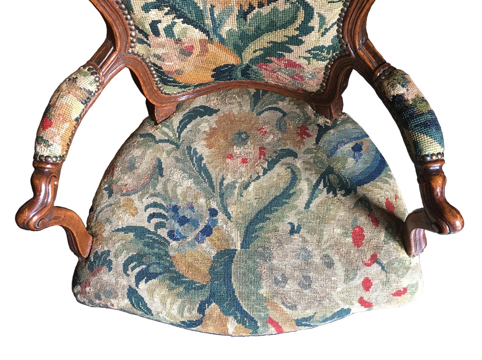 Paire de fauteuils italiens anciens en broderie de petites pointes, turin, vers 1750  en vente 1