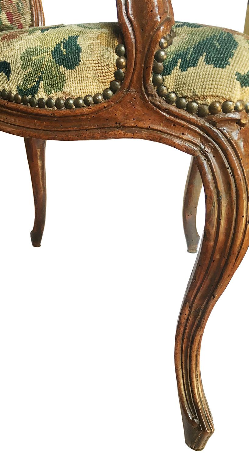 Paire de fauteuils italiens anciens en broderie de petites pointes, turin, vers 1750  en vente 9
