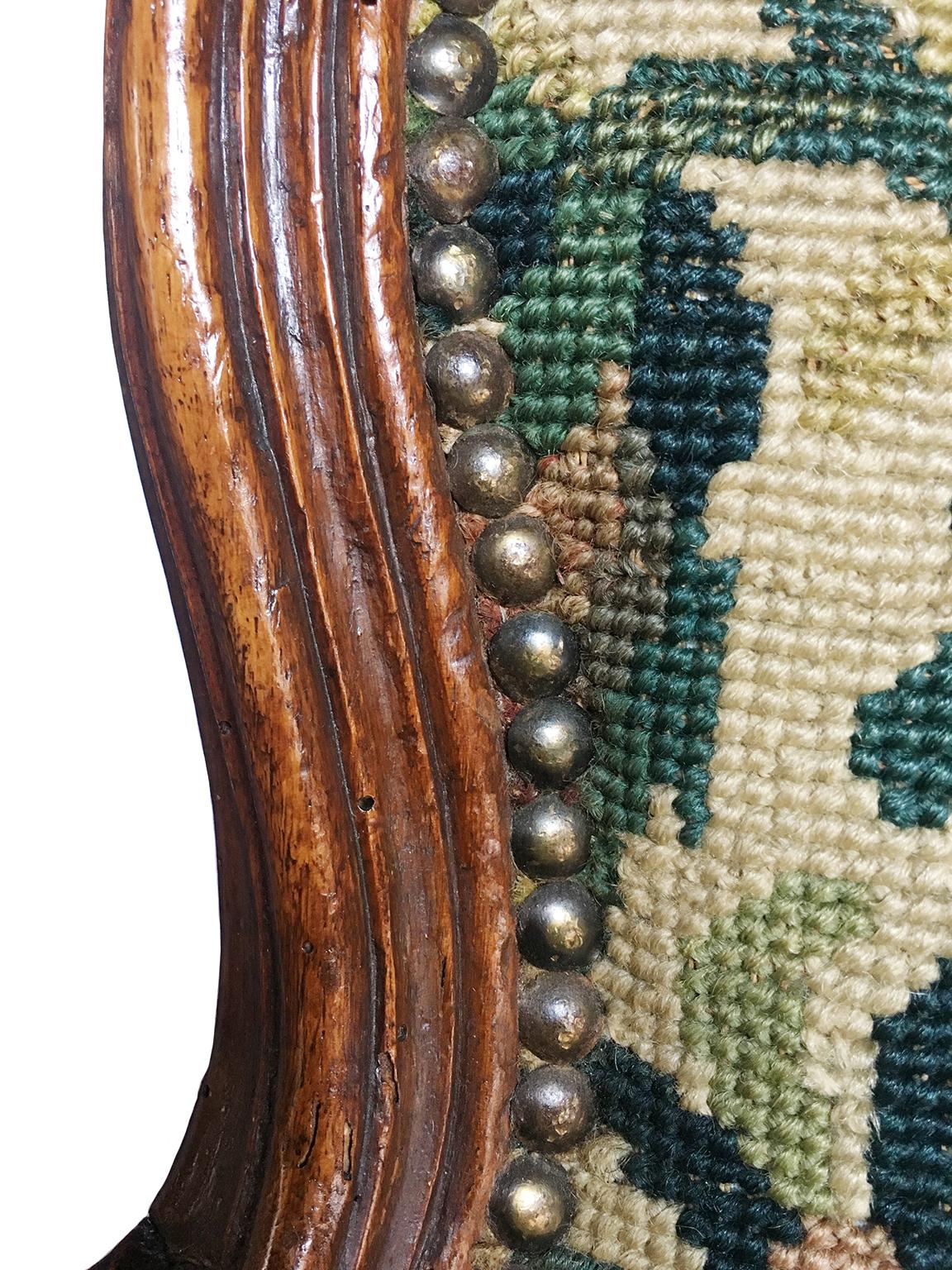 Paire de fauteuils italiens anciens en broderie de petites pointes, turin, vers 1750  en vente 4