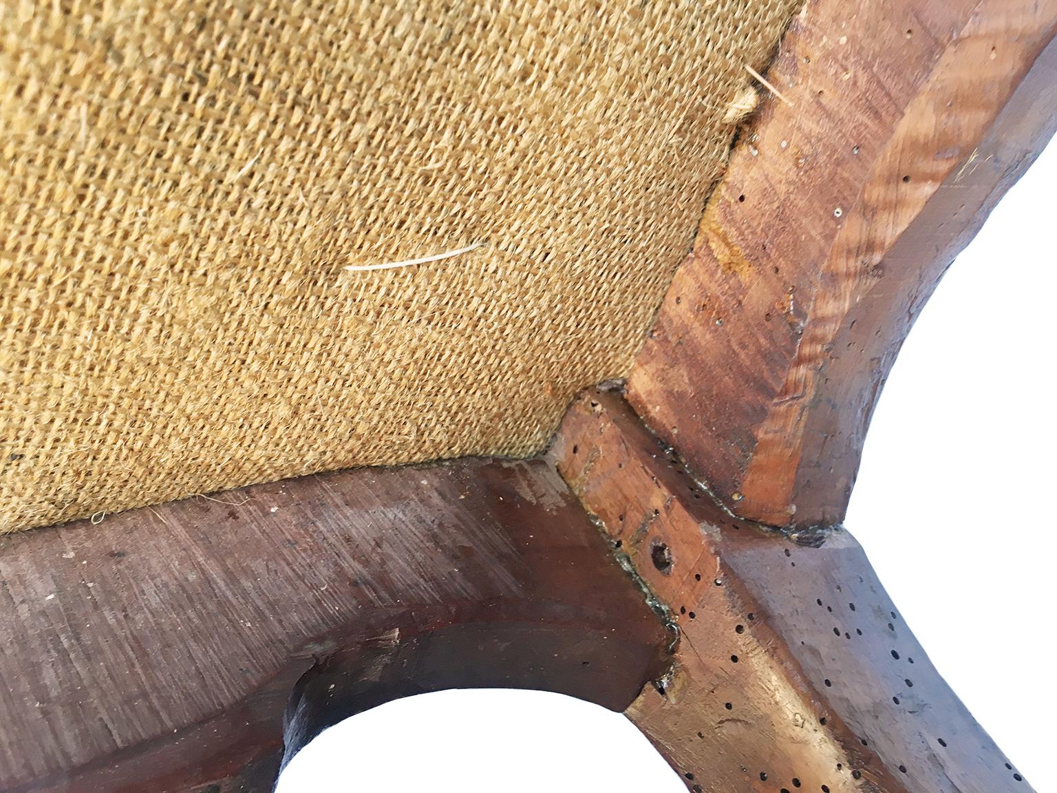 Paire de fauteuils italiens anciens en broderie de petites pointes, turin, vers 1750 en vente 13