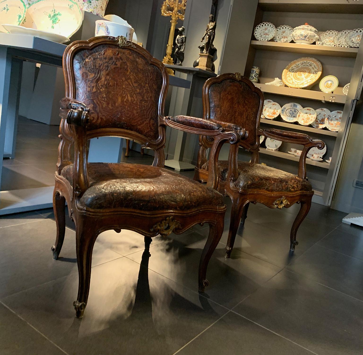 Mid-18th Century Italian Pair of Armchairs with Leather Covers, Milan circa 1750 For Sale 14