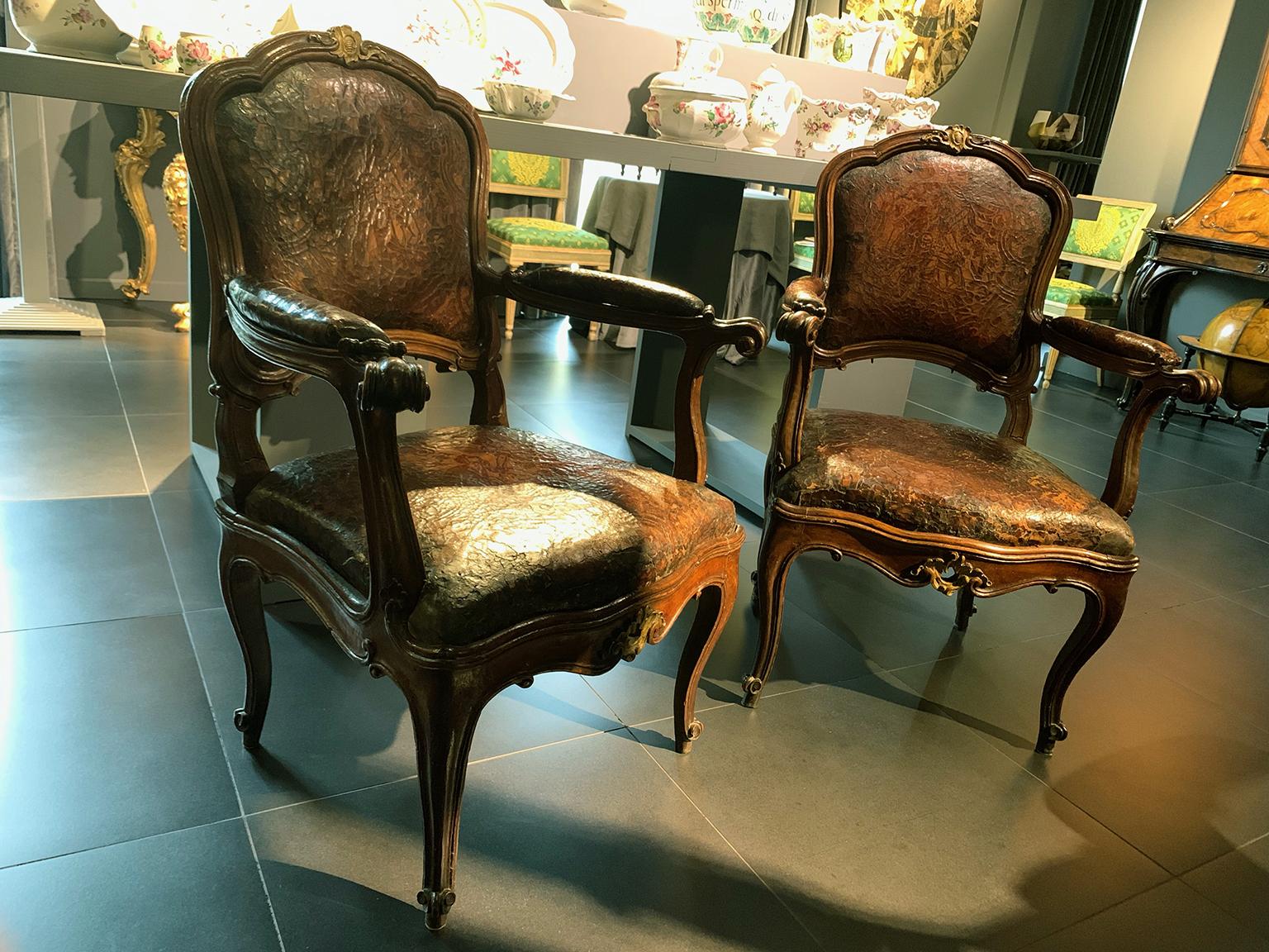 Mid-18th Century Italian Pair of Armchairs with Leather Covers, Milan circa 1750 For Sale 15