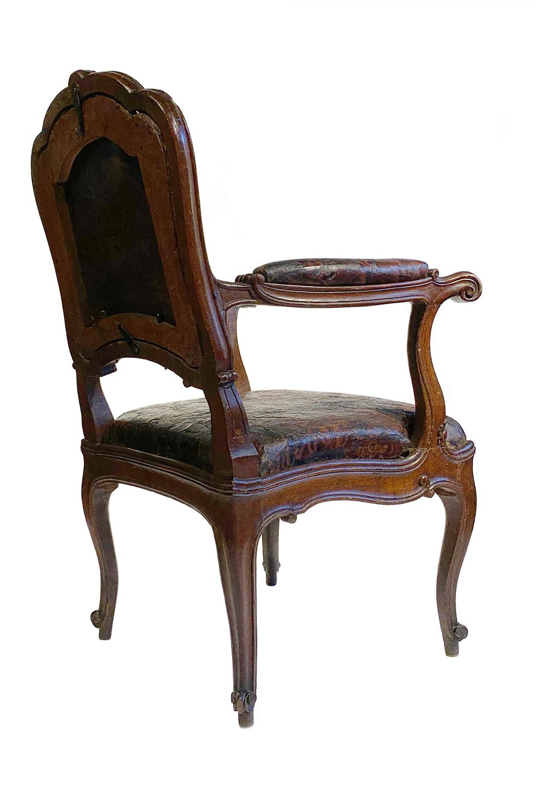 Mid-18th Century Italian Pair of Armchairs with Leather Covers, Milan circa 1750 For Sale 3