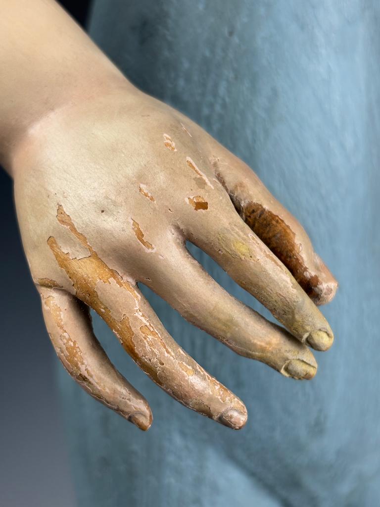 Figura di Santos in policromia e gesso della metà del XVIII secolo (Santa donna) in vendita 4
