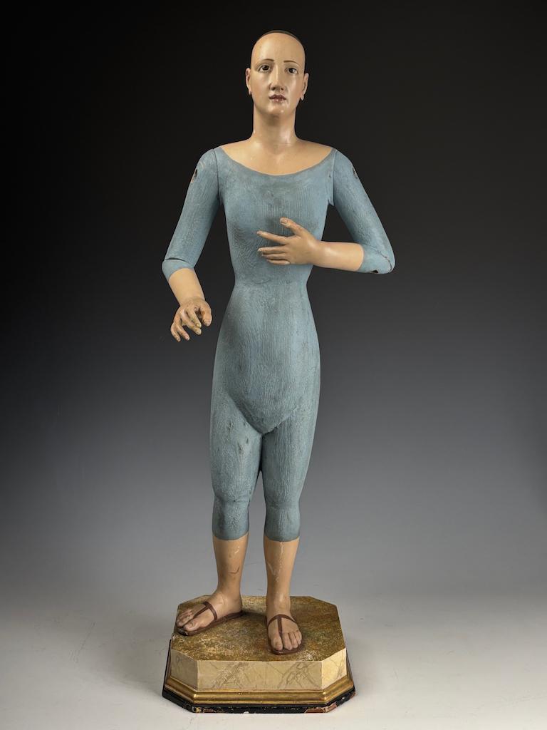 Figura di Santos in policromia e gesso della metà del XVIII secolo (Santa donna)

Questa splendida e rara figura di Wood italiana della metà del XVIII secolo raffigura una santa donna, magistralmente scolpita nel legno e rifinita con gesso e vernice