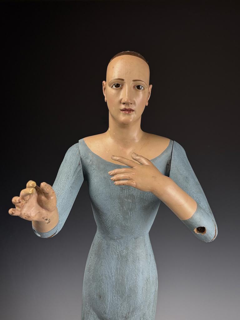 Figura di Santos in policromia e gesso della metà del XVIII secolo (Santa donna) In condizioni buone in vendita a Lincoln, GB