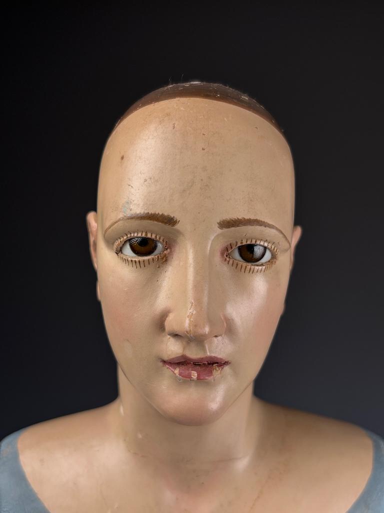 Fino al XVIII secolo Figura di Santos in policromia e gesso della metà del XVIII secolo (Santa donna) in vendita