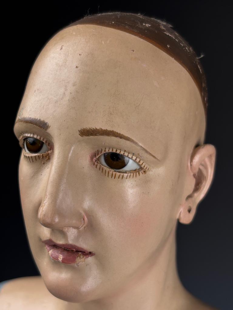 Legno Figura di Santos in policromia e gesso della metà del XVIII secolo (Santa donna) in vendita