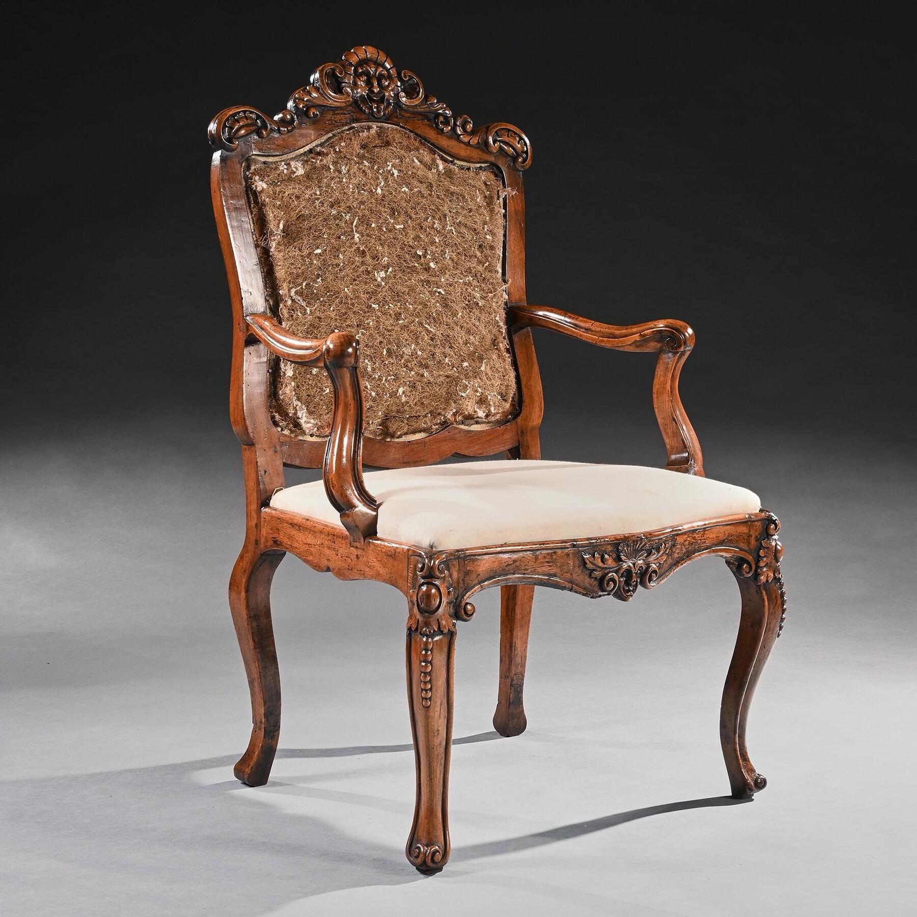 Fauteuil rococo italien du milieu du XVIIIe siècle en noyer avec des sculptures extravagantes en vente 2