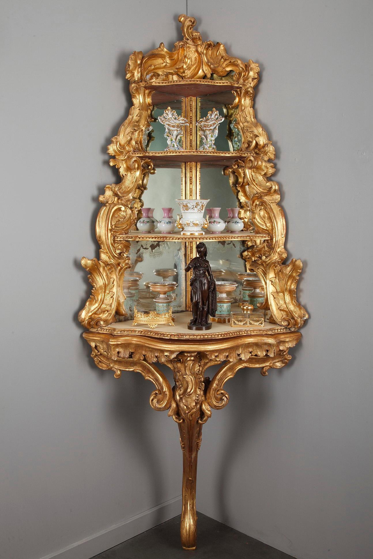 Mid-18th Century Italian Rococo Giltwood Corner Console In Good Condition In Paris, FR