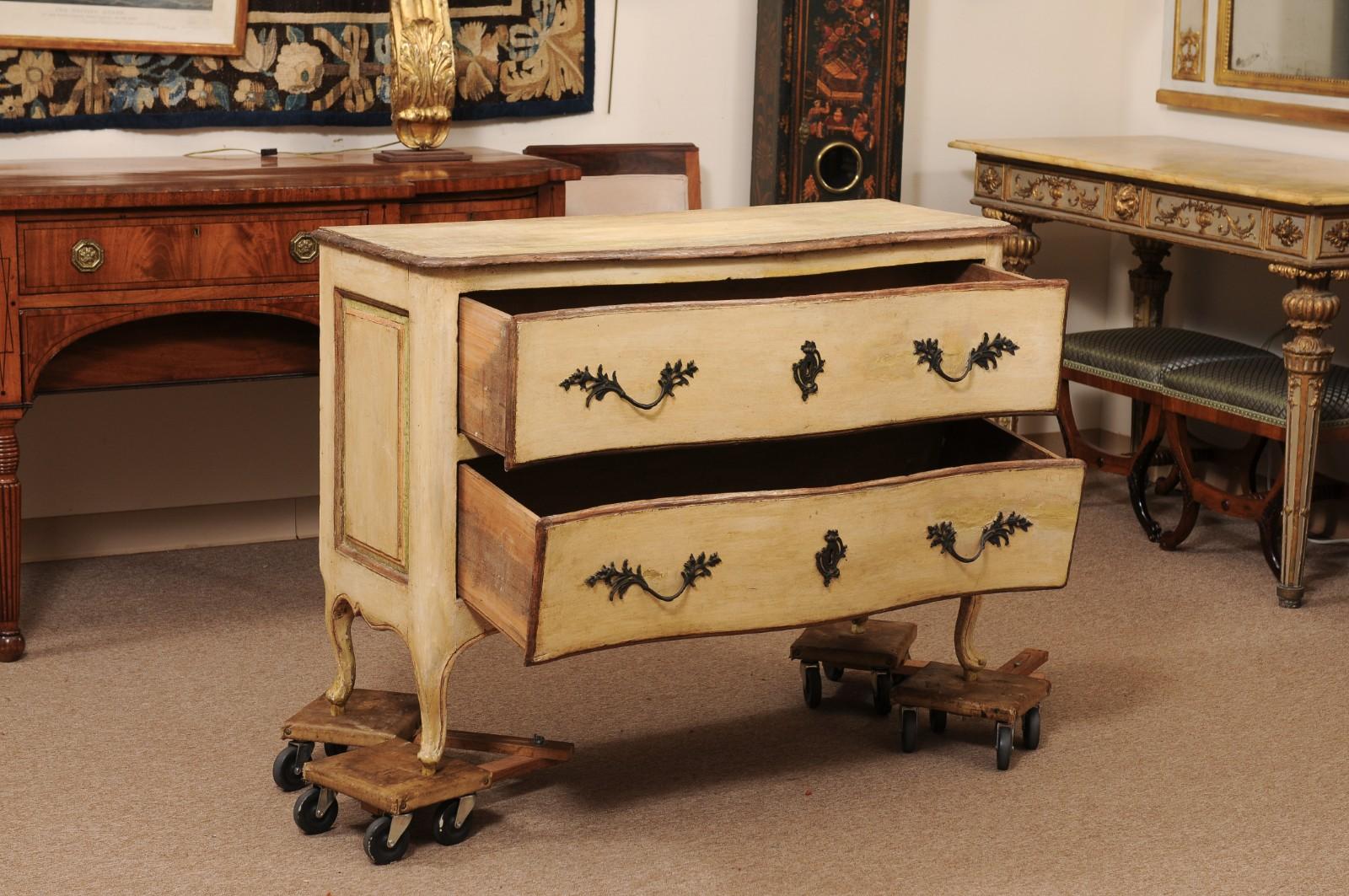 Commodo rococò italiano della metà del XVIII secolo dipinto di giallo In condizioni discrete in vendita a Atlanta, GA