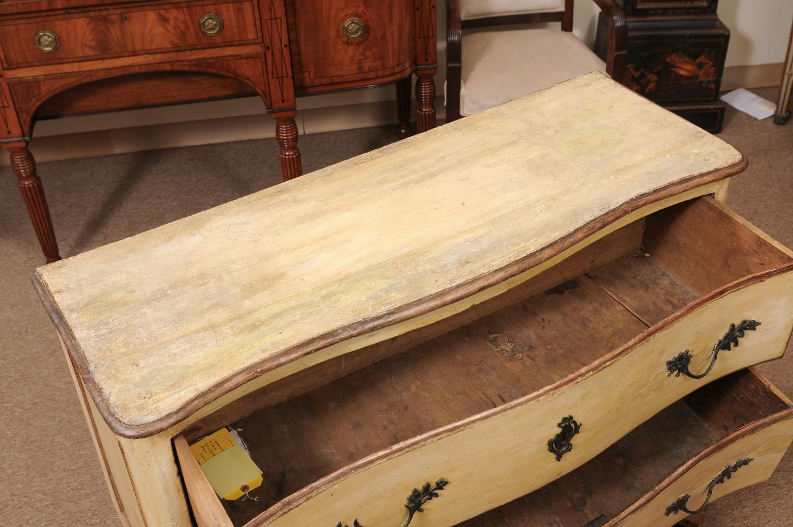 Legno Commodo rococò italiano della metà del XVIII secolo dipinto di giallo in vendita