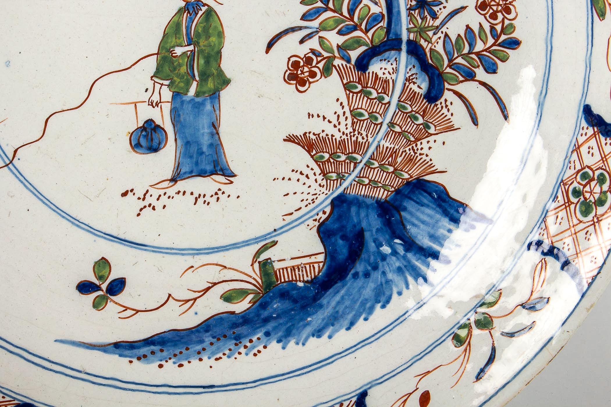 Mid-18th Century, Large Faience Delft Round Dish, circa 1720-1750 In Good Condition In Saint Ouen, FR