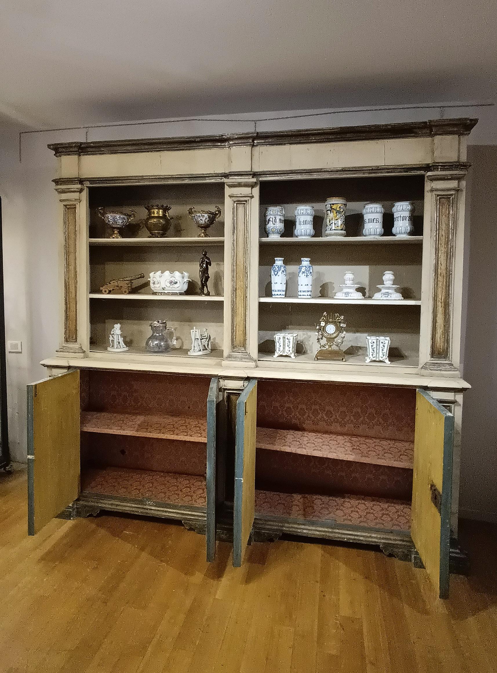 MID-18th CENTURY LARGE PAINTED BOOKCASE For Sale 1