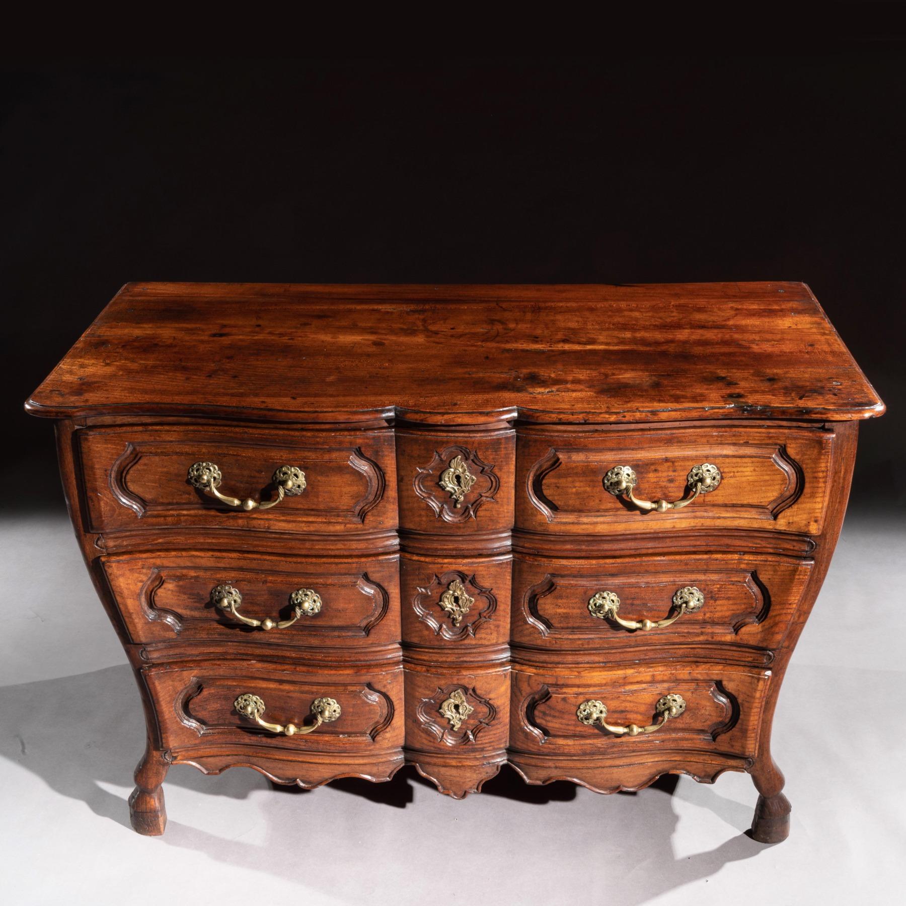 Commode provinciale Louis XV en forme de bombe en châtaignier du milieu du XVIIIe siècle en vente 8
