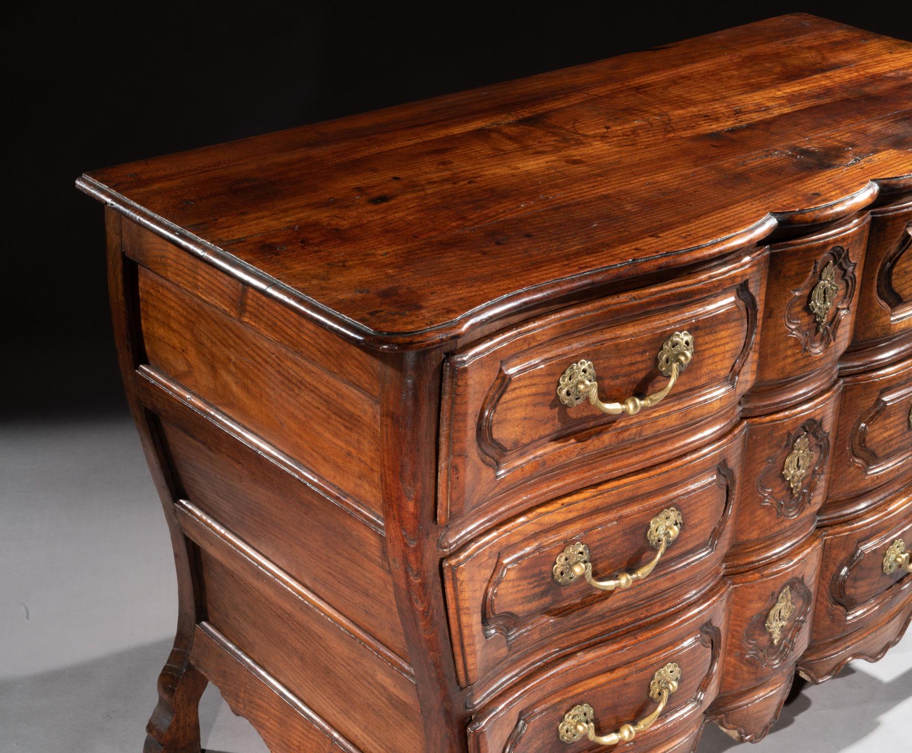 Mid-18th Century Louis XV Bombe Shaped Chestnut Provincial Commode In Good Condition For Sale In Benington, Herts