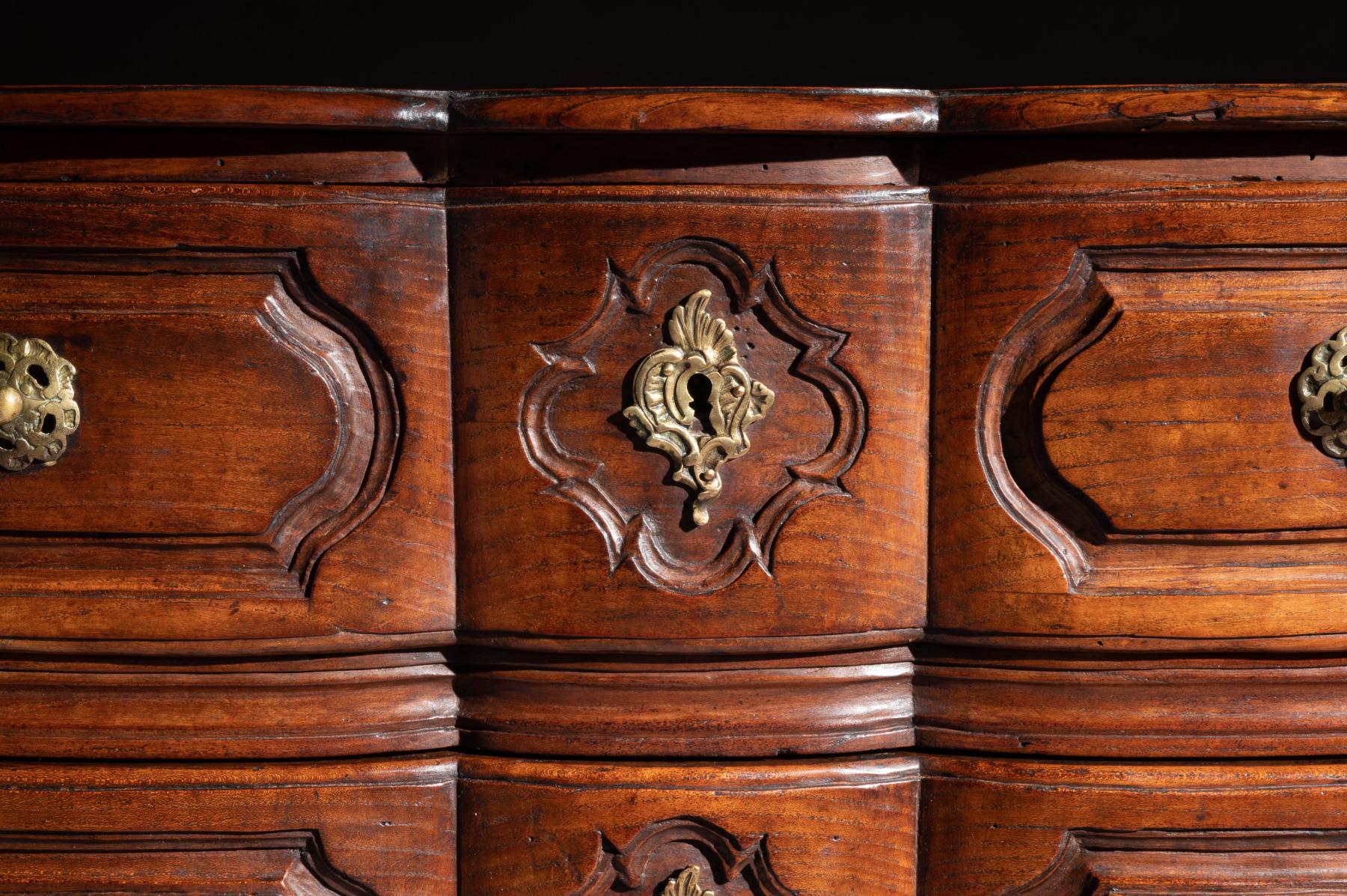 Mid-18th Century Louis XV Bombe Shaped Chestnut Provincial Commode For Sale 4