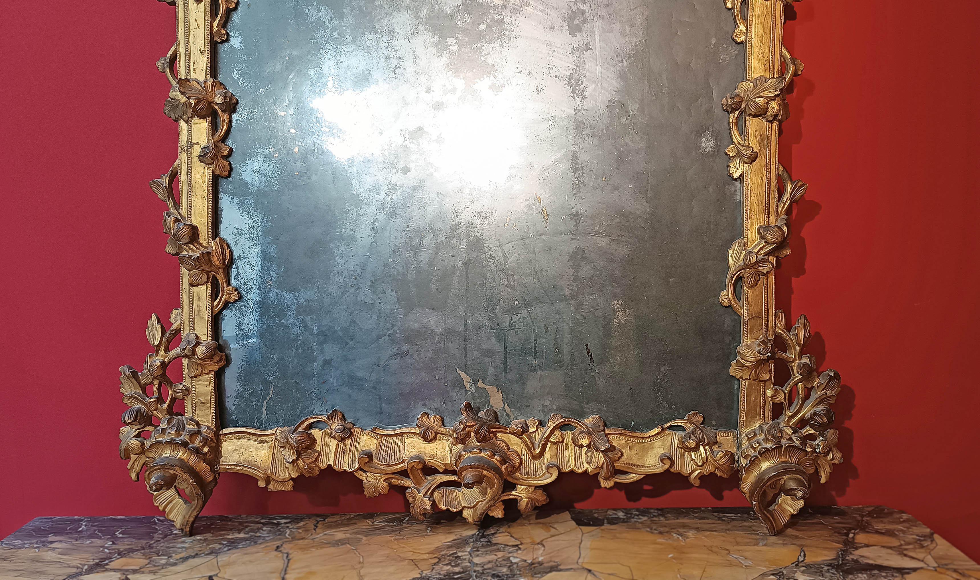 Sculpté à la main MI-CENTRE DU XVIIIe SIÈCLE LOUIS XV MIROIR DORÉ en vente