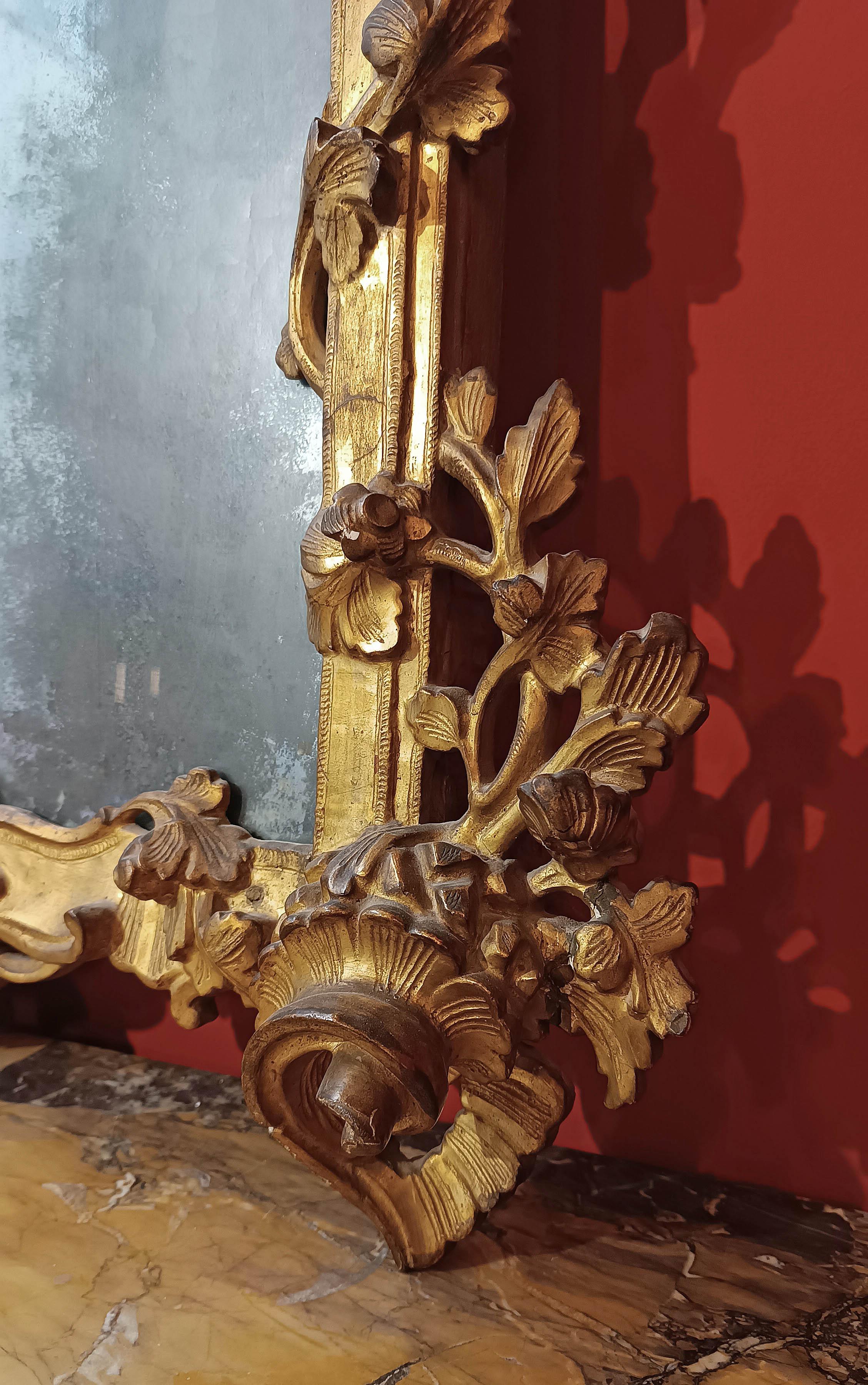 Miroir MI-CENTRE DU XVIIIe SIÈCLE LOUIS XV MIROIR DORÉ en vente