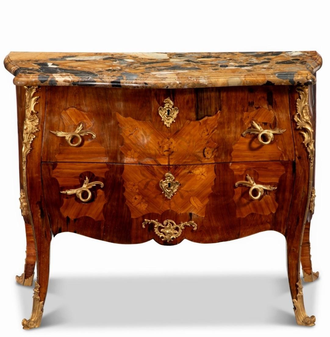 Straordinaria commode sauteuse bombé in legno di tulipano e intarsio di kingwood del periodo Luigi XV (1715-1774) del maestro parigino Antoine André Lardin, circa alla fine degli anni '40 del XVII secolo. 

In oltre 40 anni di attività non ci siamo