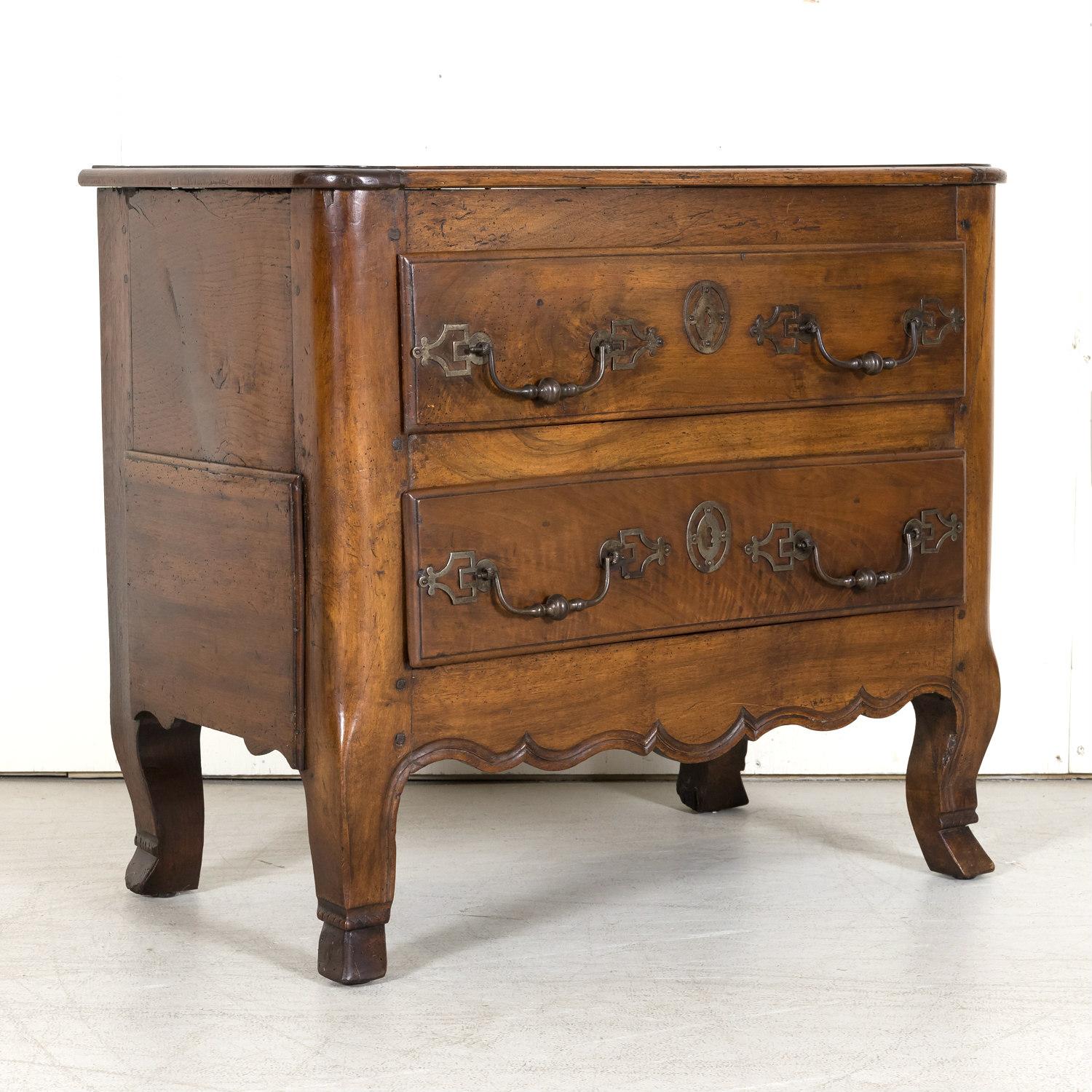 Mid-18th Century Louis XV Period Petite Walnut Commode In Good Condition In Birmingham, AL