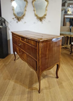 MID-18th CENTURY LOUIS XV VENEERED CHEST OF DRAWERS
