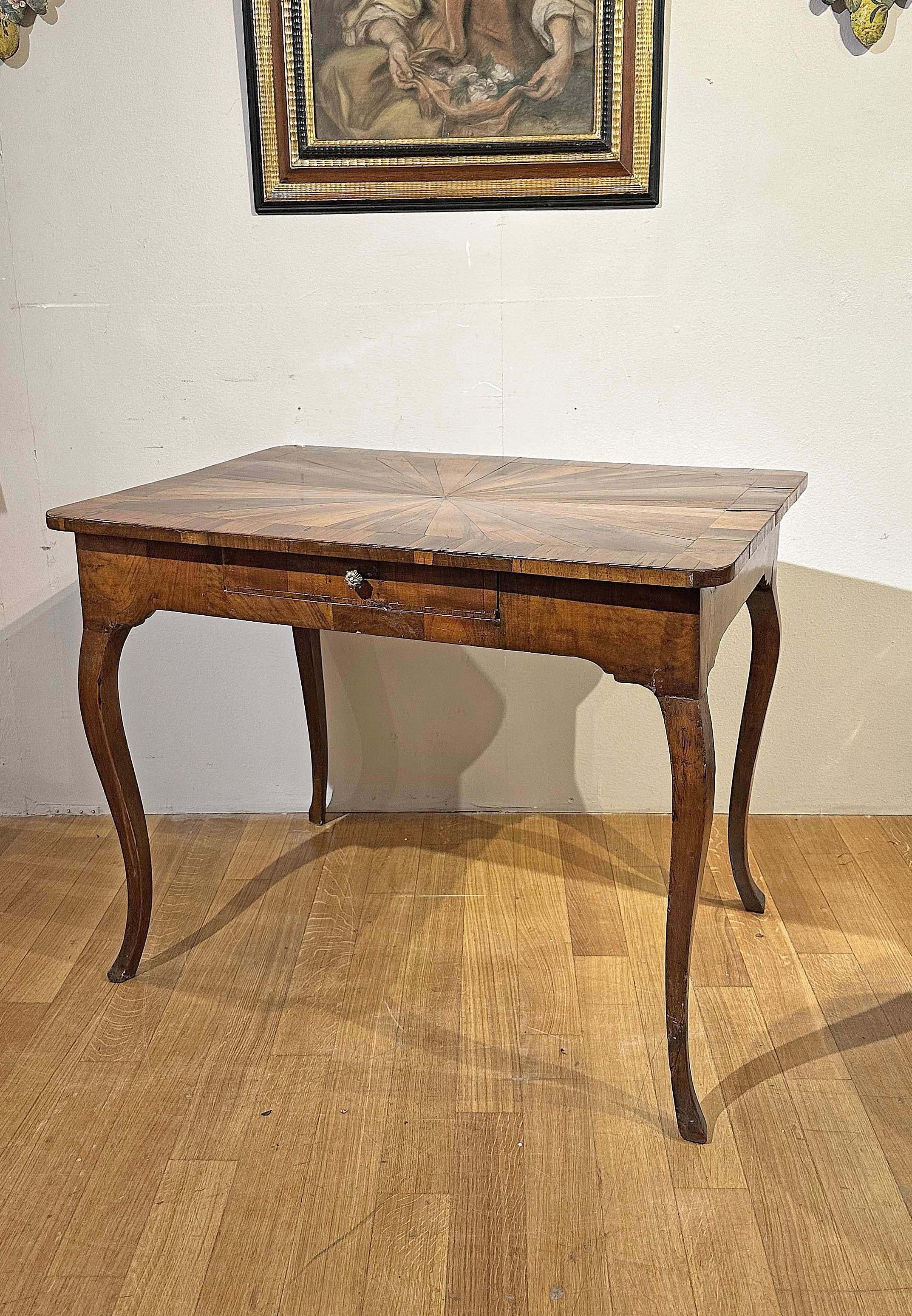 MID-18th CENTURY LOUIS XV VENEERED WRITING TABLE en vente 3