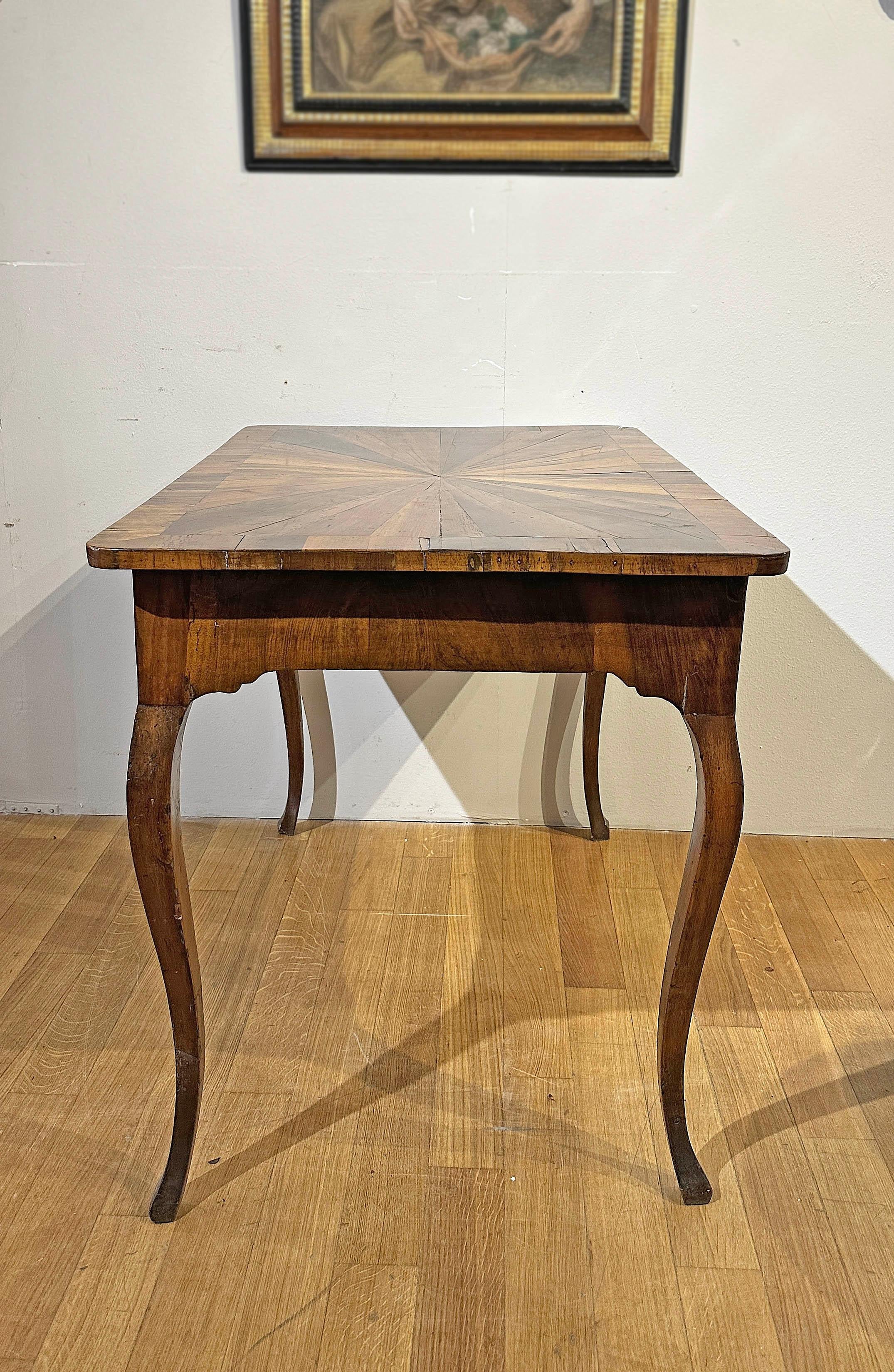 Louis XV MID-18th CENTURY LOUIS XV VENEERED WRITING TABLE en vente