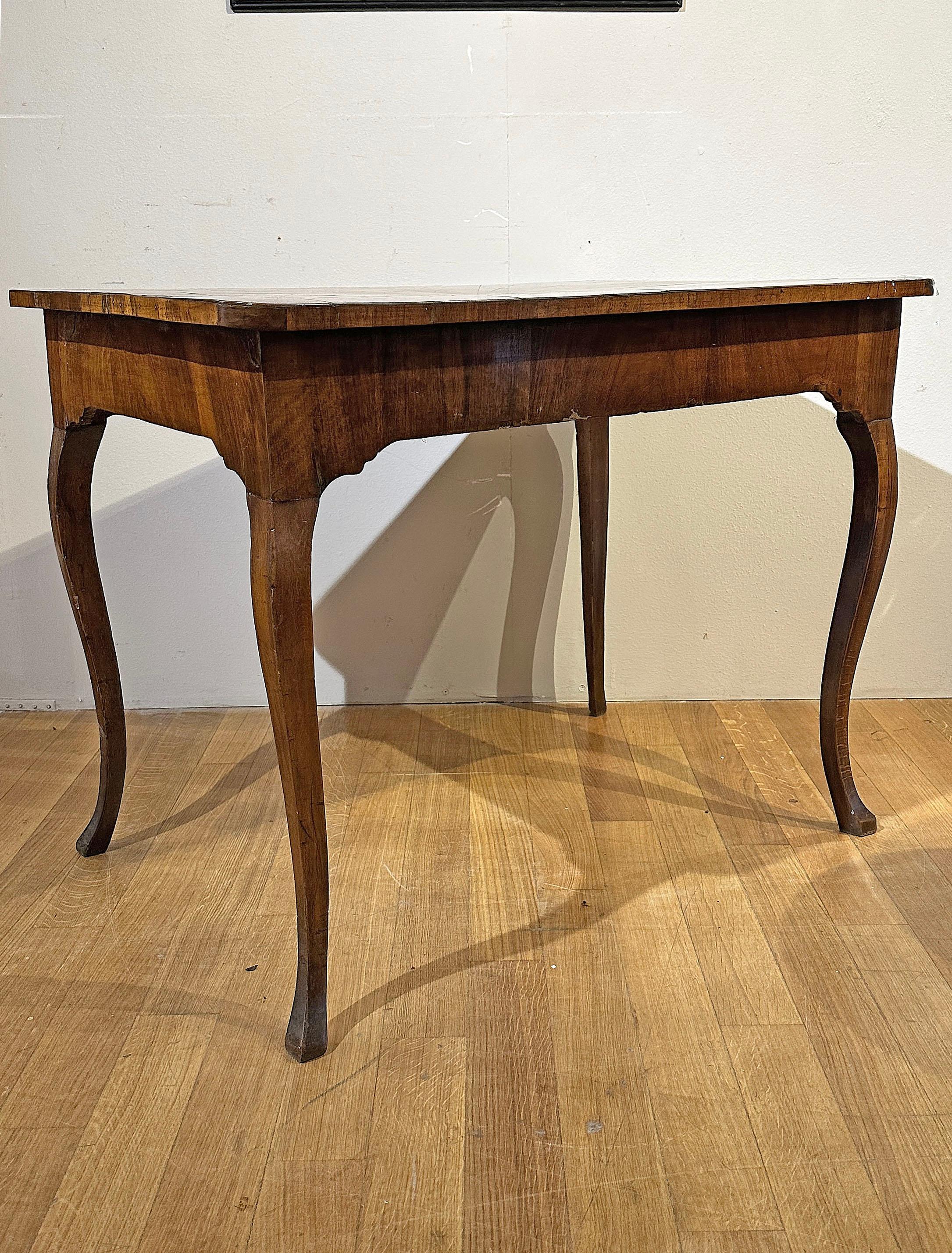 italien MID-18th CENTURY LOUIS XV VENEERED WRITING TABLE en vente