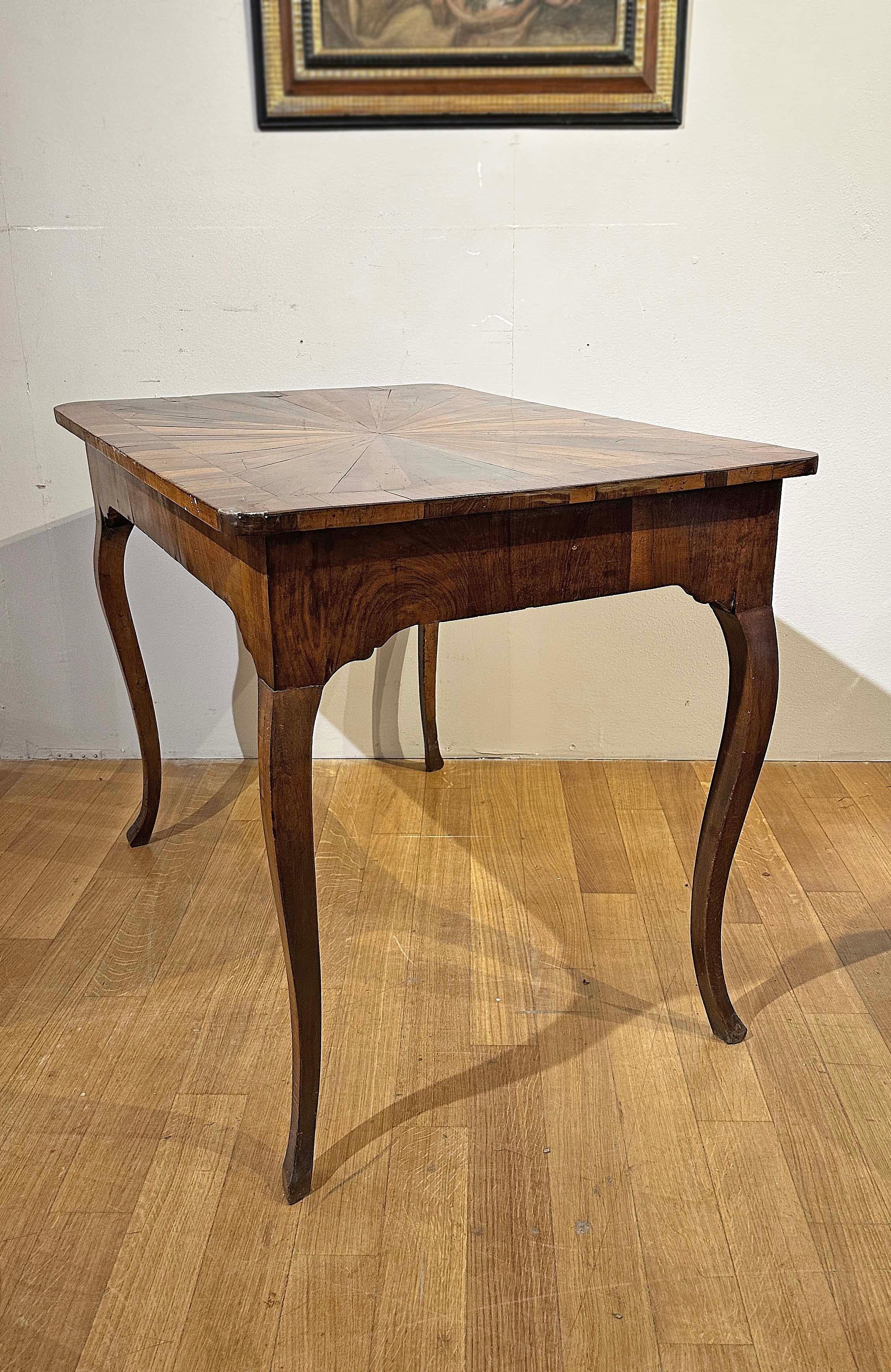 Sculpté à la main MID-18th CENTURY LOUIS XV VENEERED WRITING TABLE en vente