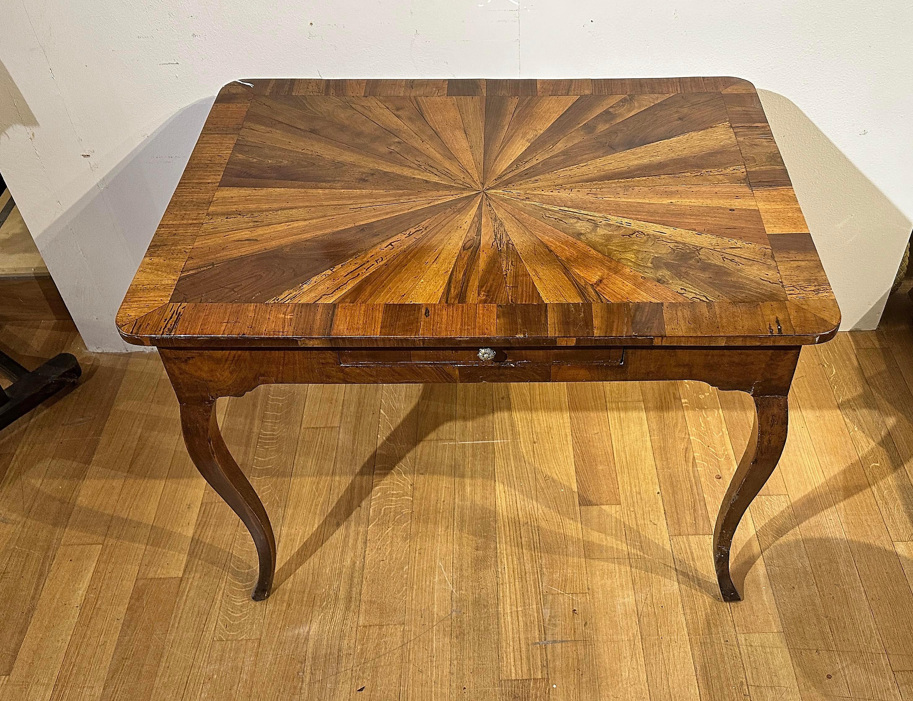 MID-18th CENTURY LOUIS XV VENEERED WRITING TABLE Bon état - En vente à Firenze, FI