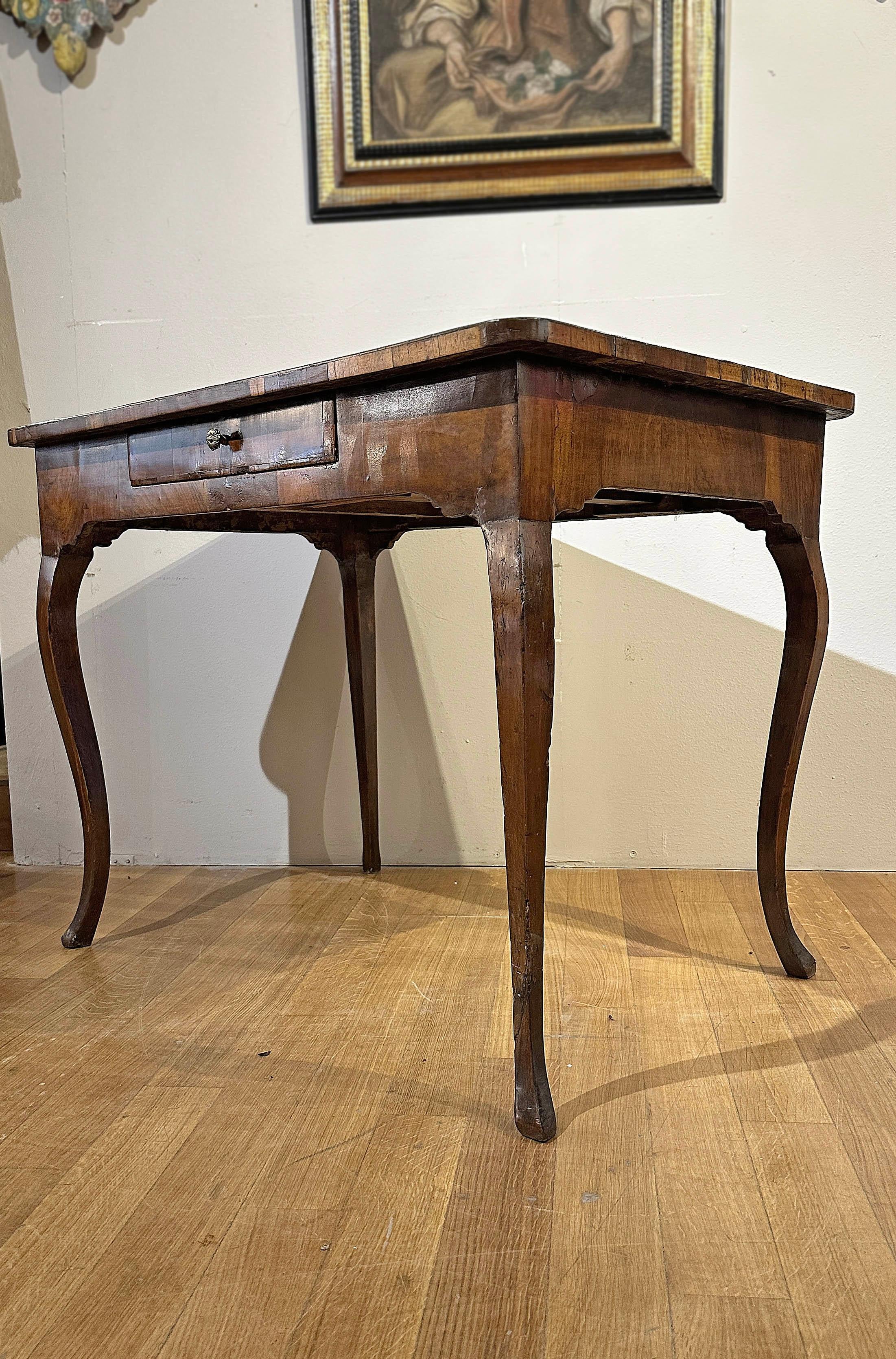 XVIIIe siècle MID-18th CENTURY LOUIS XV VENEERED WRITING TABLE en vente