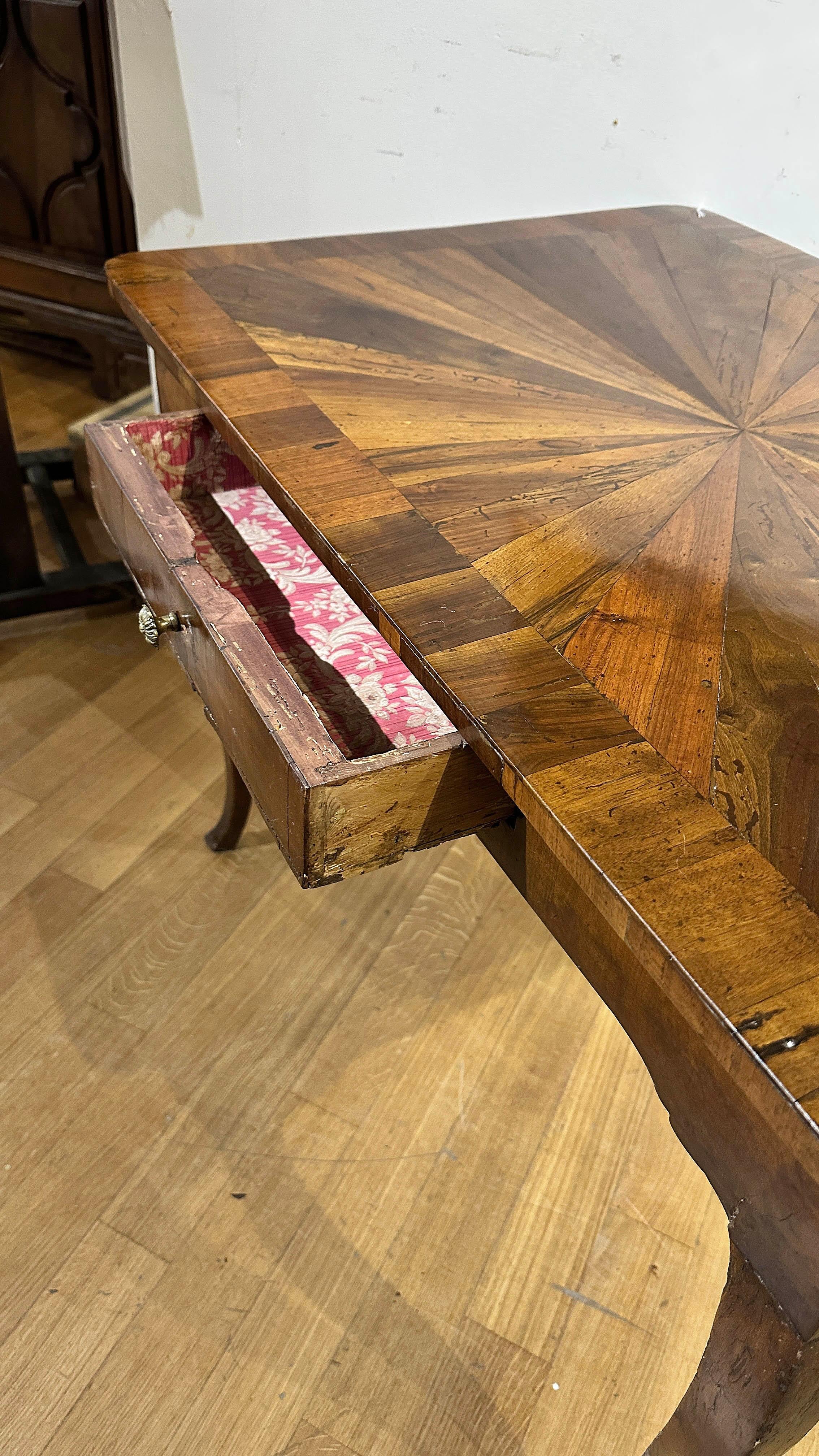 Olivier MID-18th CENTURY LOUIS XV VENEERED WRITING TABLE en vente