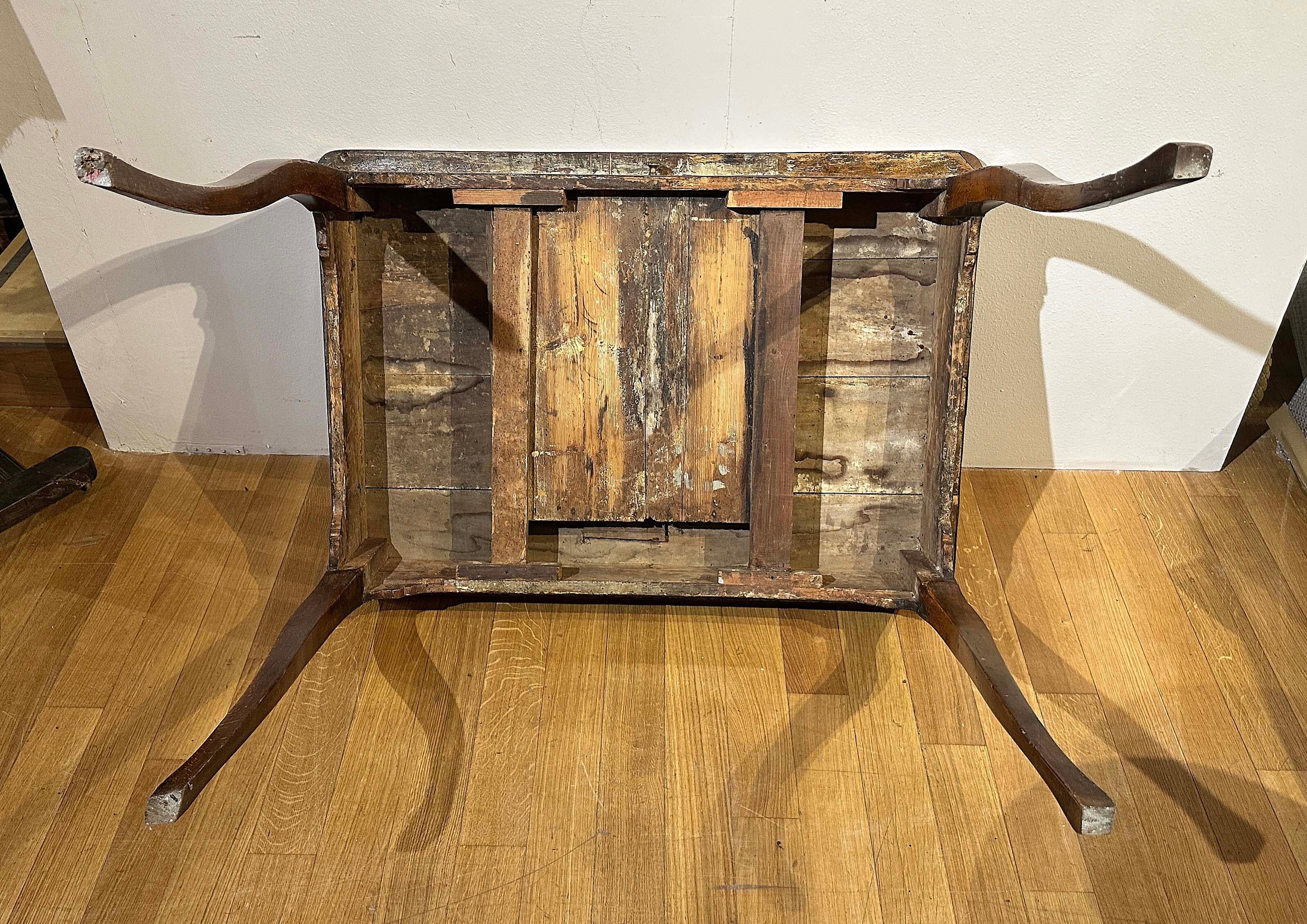 MID-18th CENTURY LOUIS XV VENEERED WRITING TABLE en vente 1