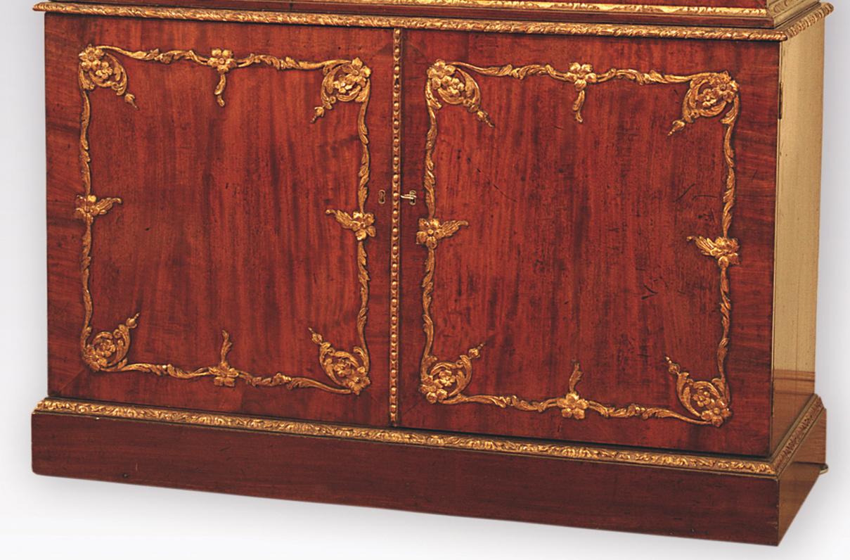 Mid 18th Century Mahogany and Gilt Display Bookcase In Good Condition For Sale In London, GB