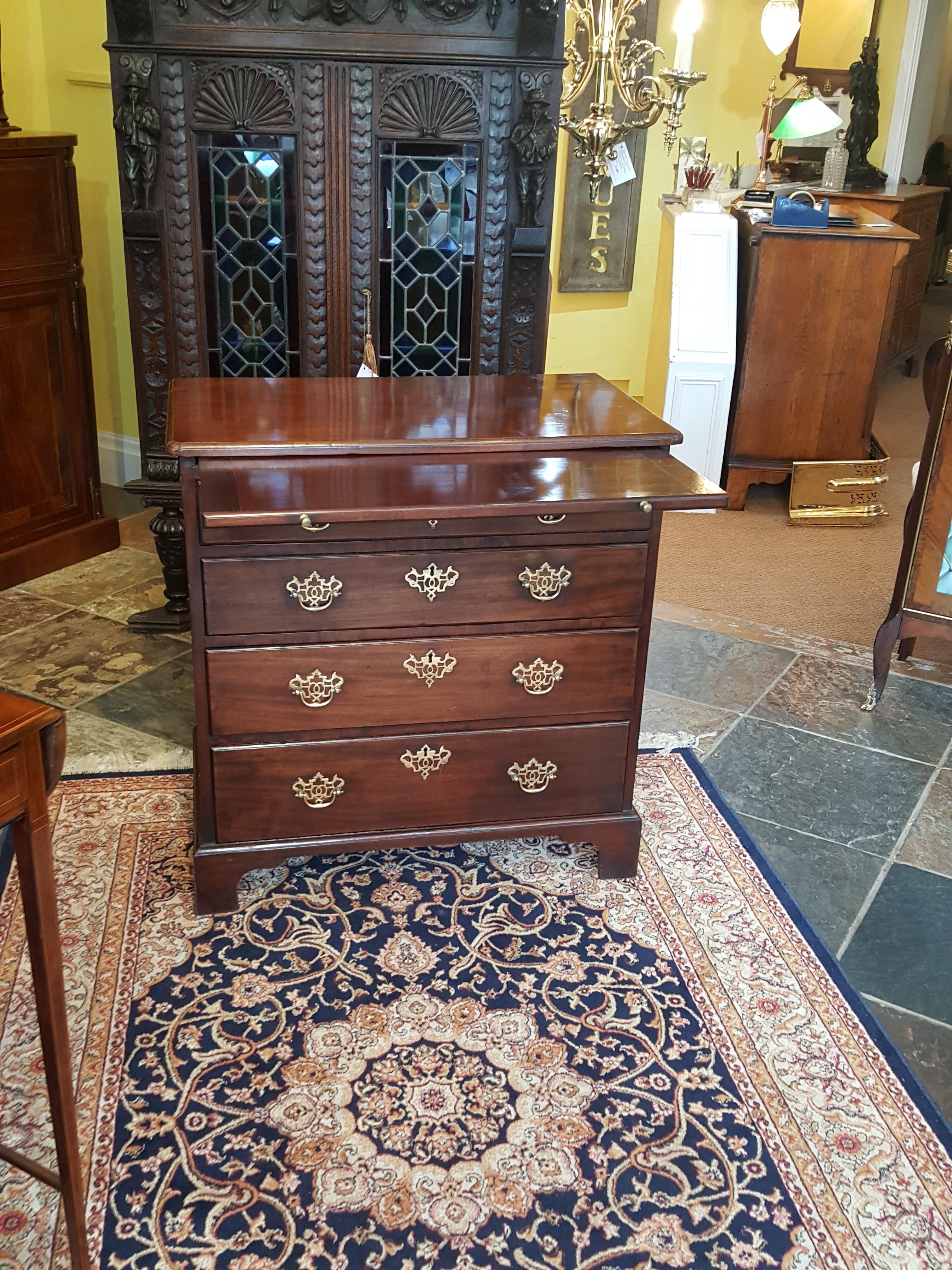 Mid-18th Century Mahogany Bachelors Chest In Excellent Condition In Altrincham, Cheshire