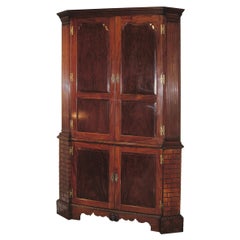 Armoire d'angle en acajou du milieu du XVIIIe siècle