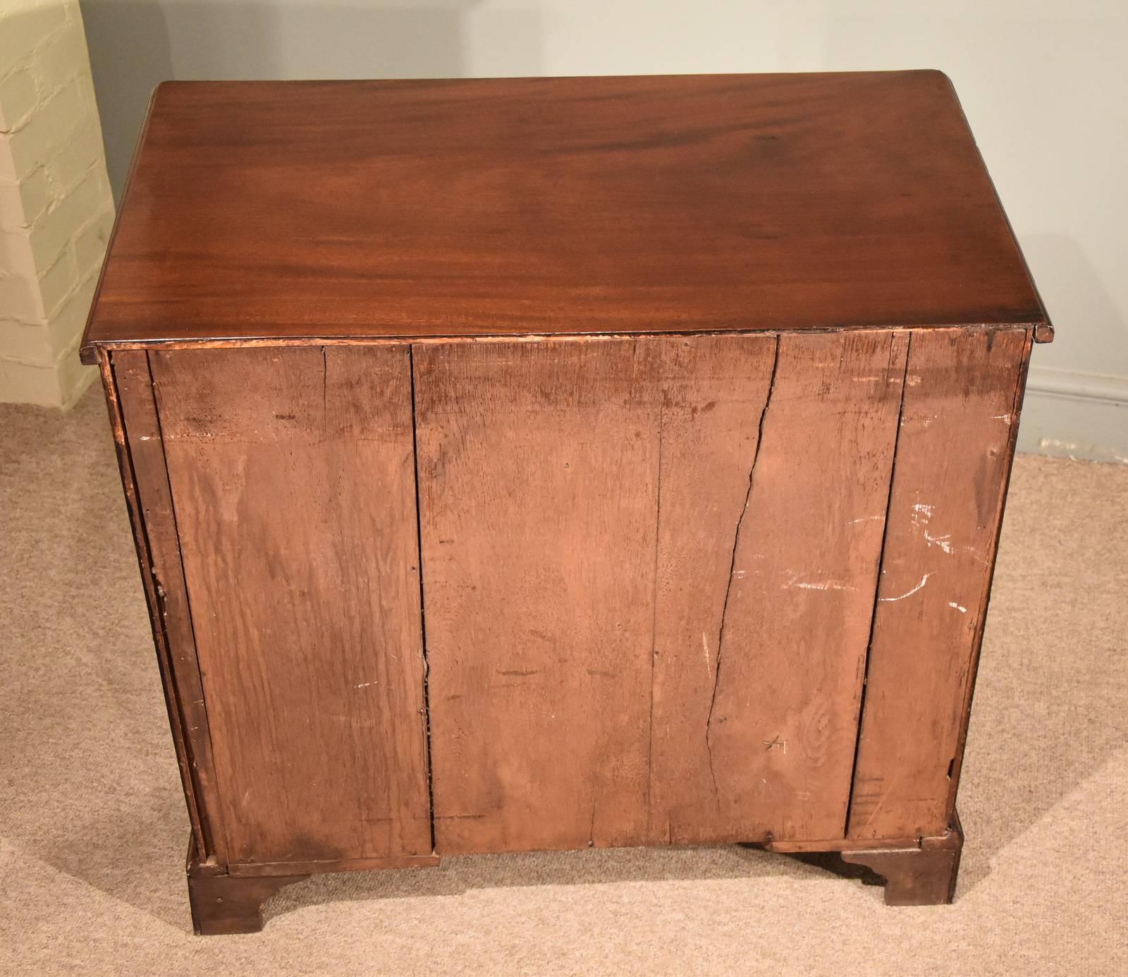 18th Century and Earlier Mid-18th Century Mahogany Kneehole Desk For Sale