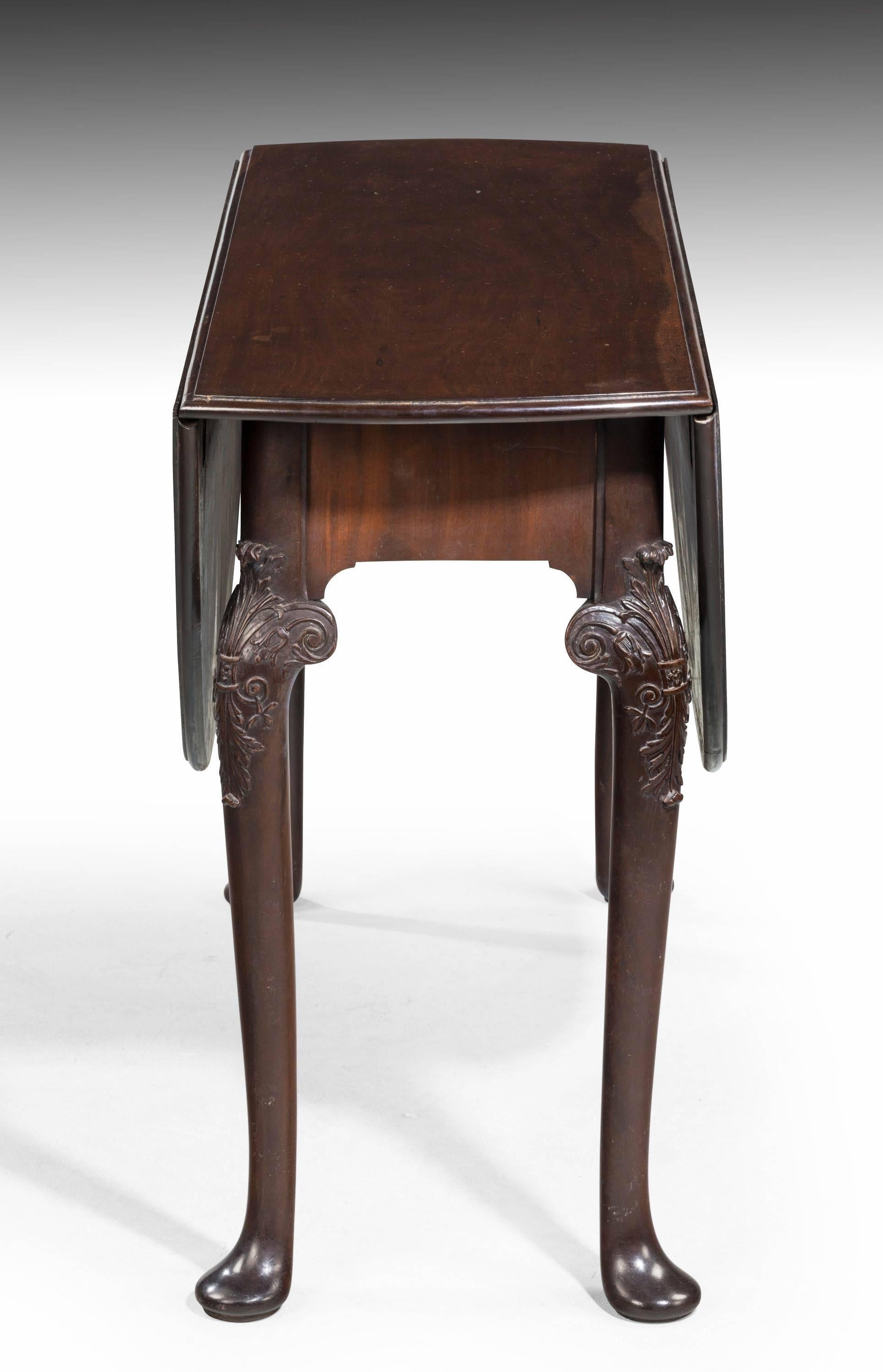 English Mid-18th Century Mahogany Oval Drop Leaf Table with Beautifully Carved Knees For Sale