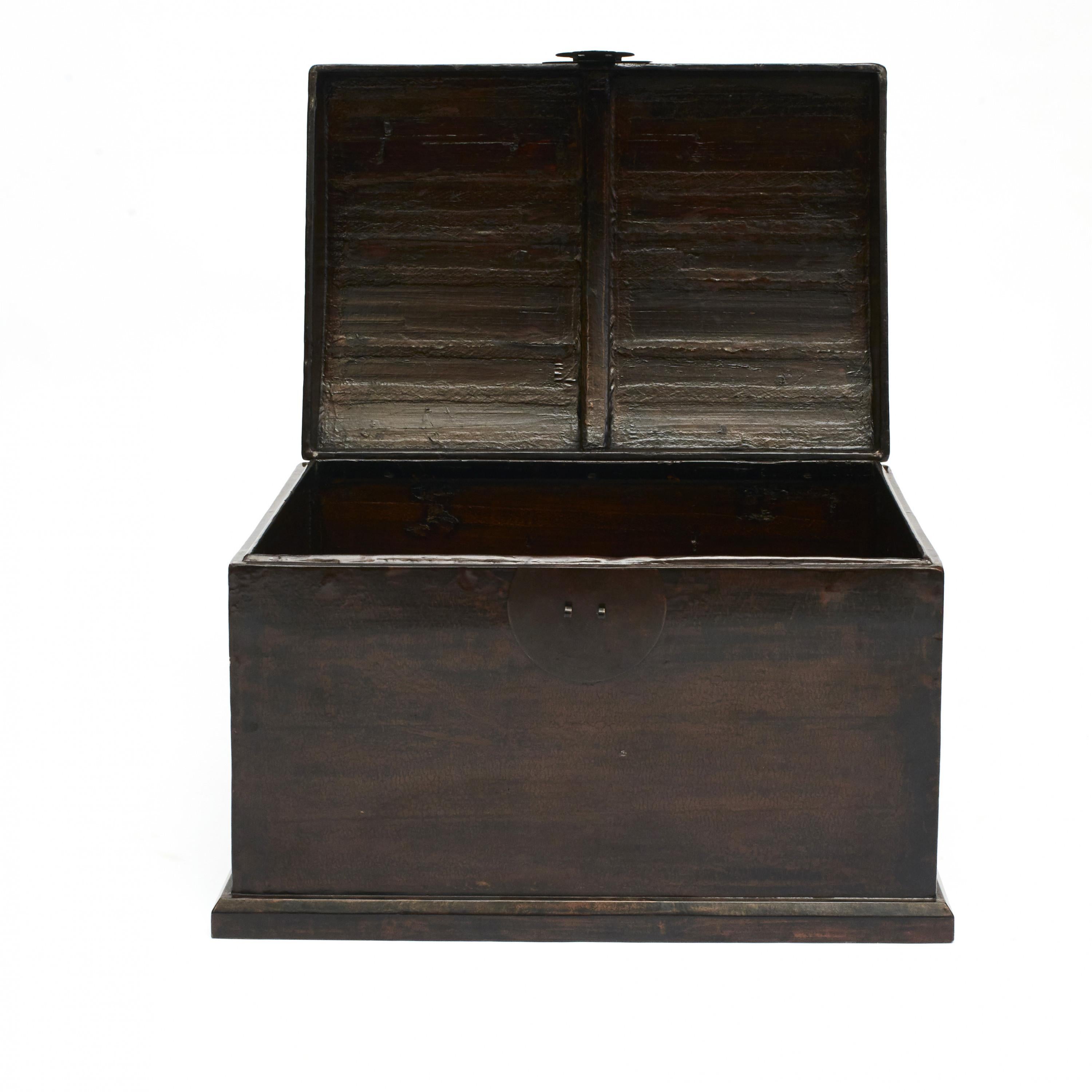 Mid-18th Century Ming Style Chest in Black Lacquer In Good Condition For Sale In Kastrup, DK