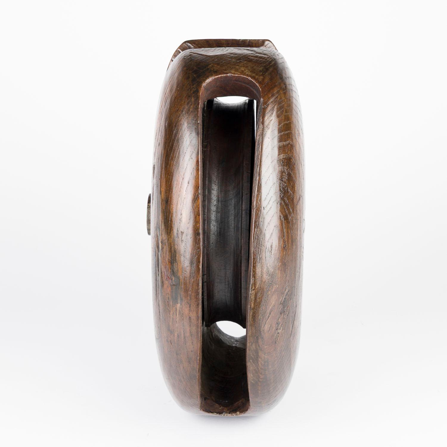 Mid 18th century naval ship’s elm single pulley block siglo XVIII en venta