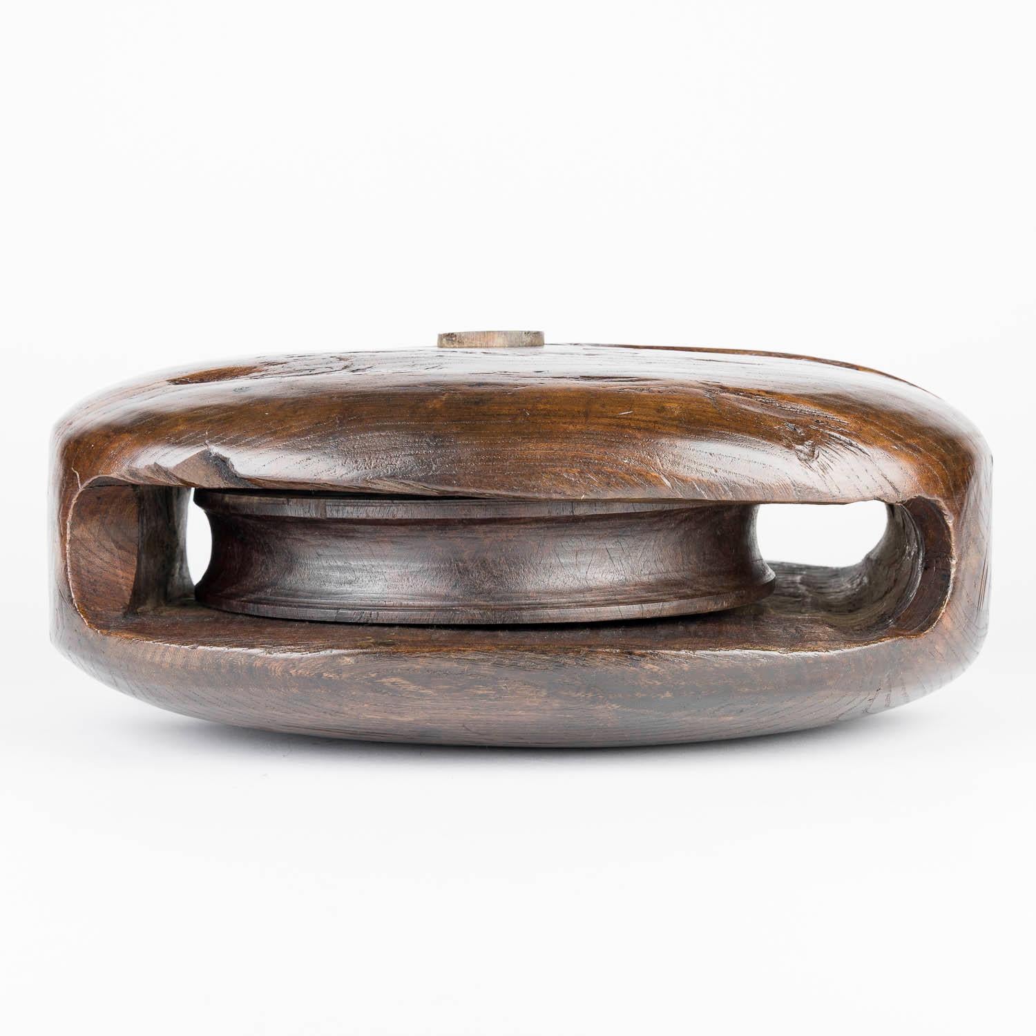 Mid 18th century naval ship’s elm single pulley block Olmo en venta