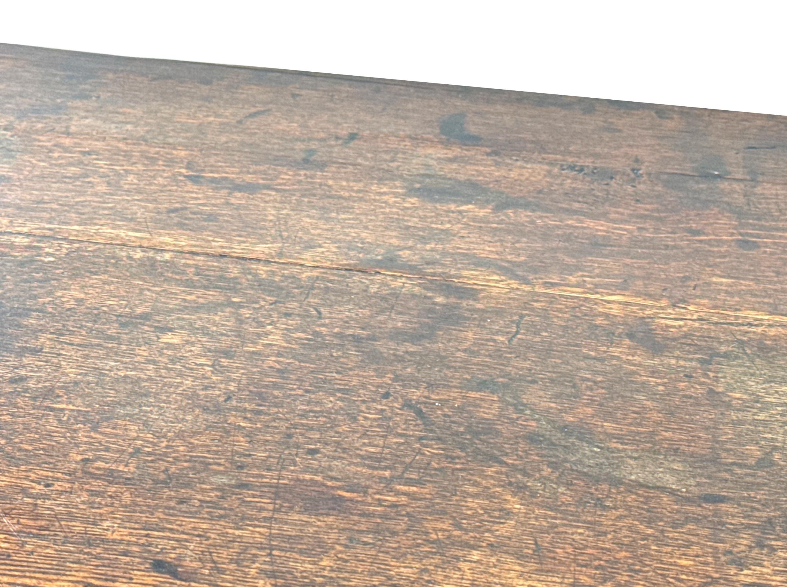 Base de commode à pieds dame en Oak du milieu du 18e siècle en vente 3