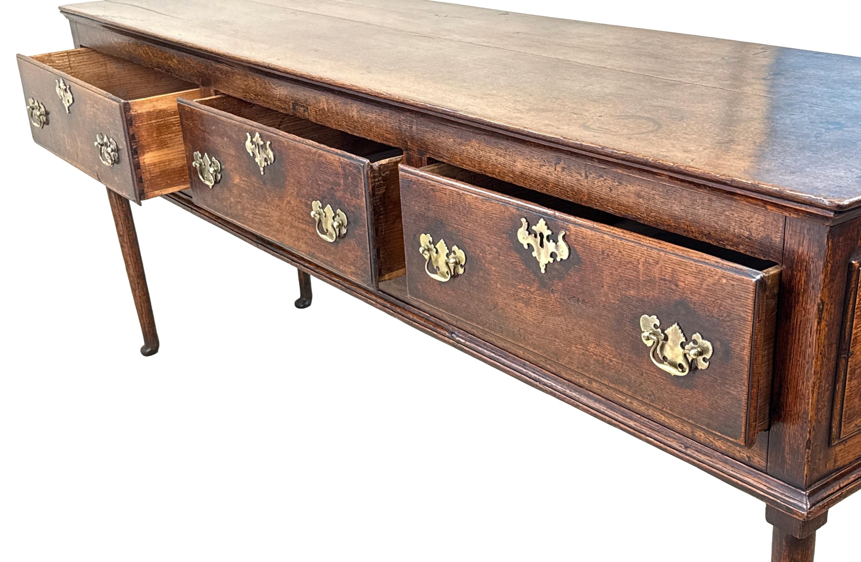 George II Base de commode à pieds dame en Oak du milieu du 18e siècle en vente