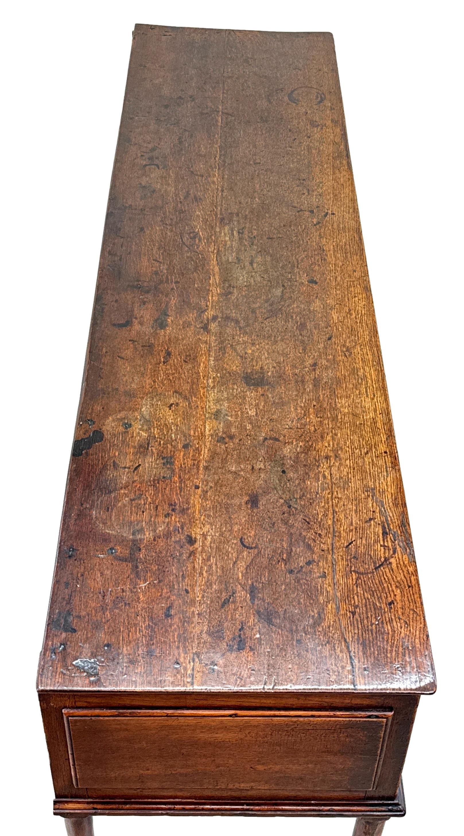 Anglais Base de commode à pieds dame en Oak du milieu du 18e siècle en vente