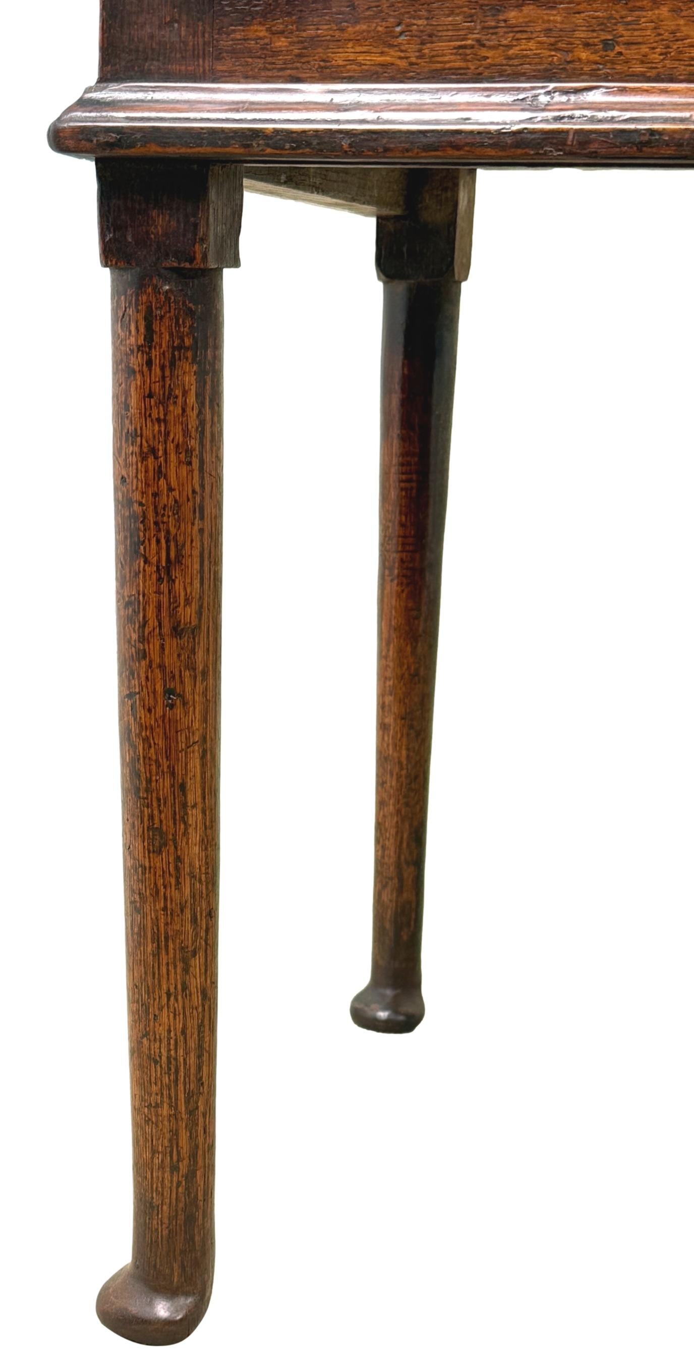 Base de commode à pieds dame en Oak du milieu du 18e siècle Bon état - En vente à Bedfordshire, GB