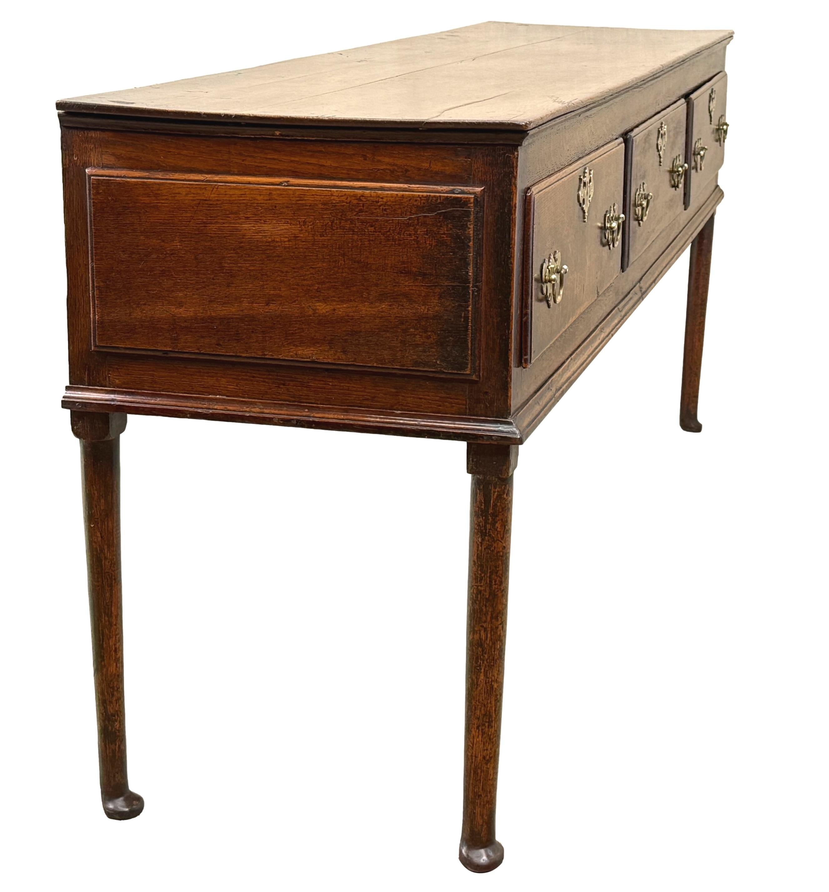 XVIIIe siècle Base de commode à pieds dame en Oak du milieu du 18e siècle en vente